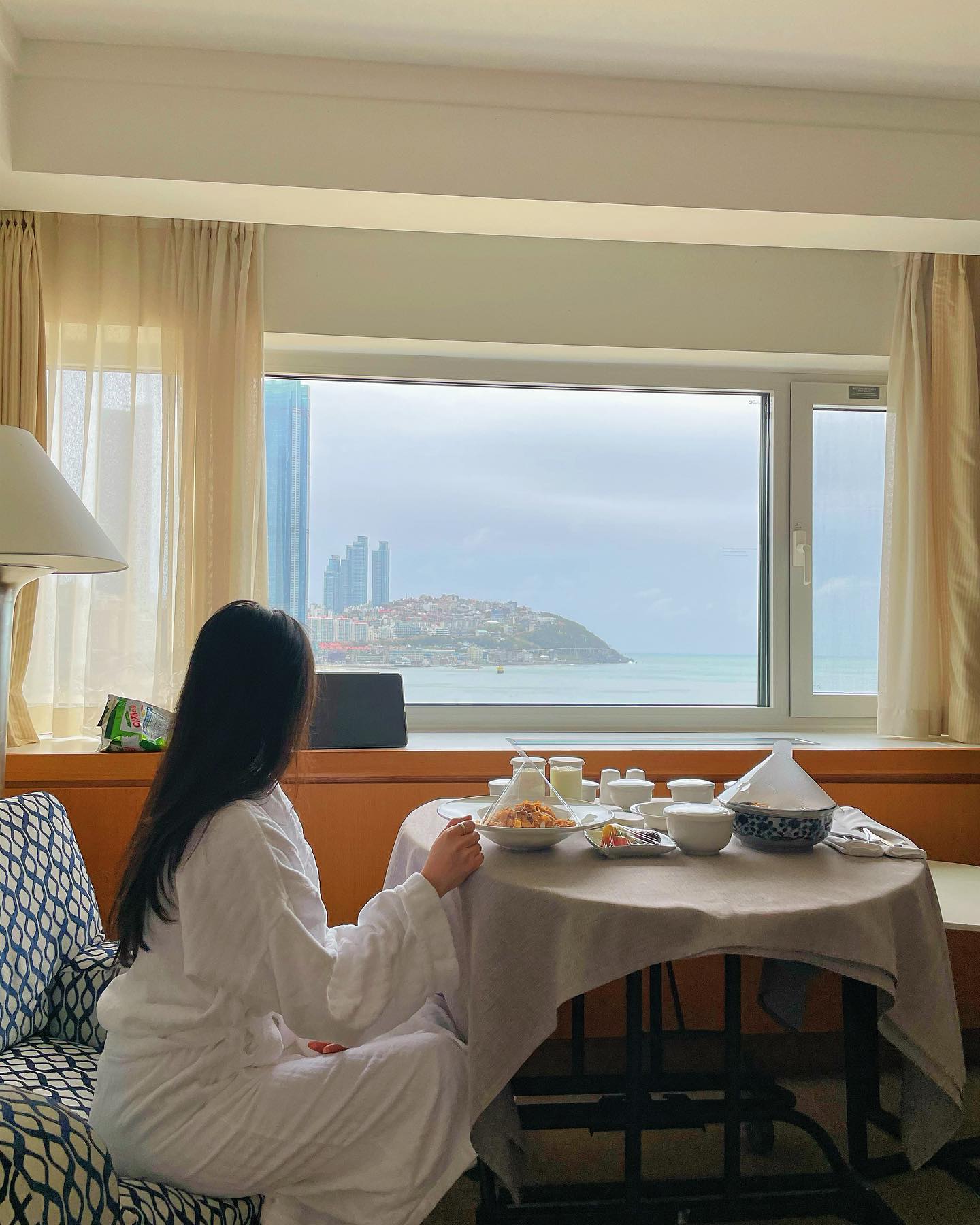 부산 호캉스✨ 
해운대가 한 눈에 담기는 뷰 맛집
조식까지 야무지게 먹었던 날💛

.
.
[웨스틴조선부산]
📍부산 해운대구 동백로 67 웨스틴 조선 부산
✔️체크인 PM 3:00  체크아웃 PM12:00

#부산 #여행 #일상 #소통 #부산여행  #숙소 #힐링 #선팔 #맞팔 #셀카