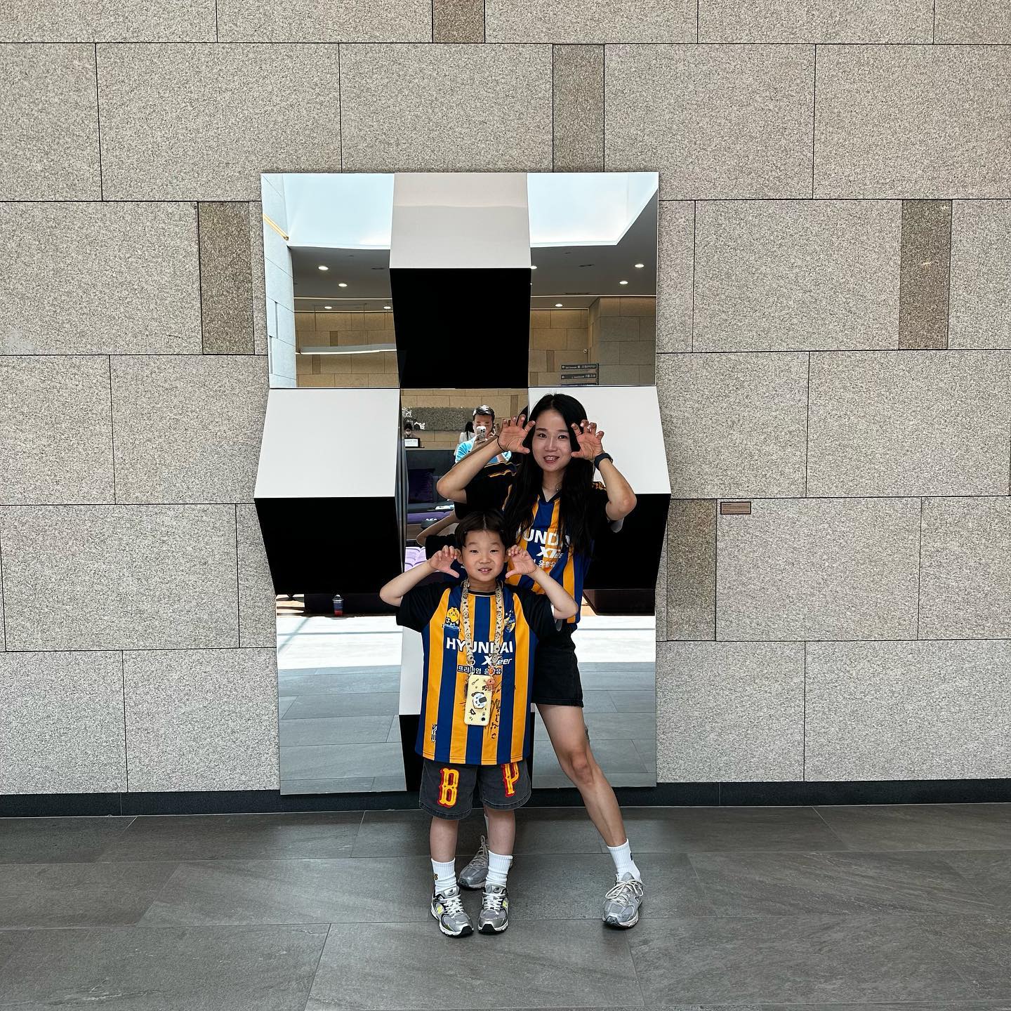 2023.06.06🐯⚽️
두번째 원정도 수원..
전날 남편퇴근하고 열흘(?)만에
또 서울...(1박2일 수도권은 핵 빡셔..)
그래도 승요했으니❤️
선수들 많이 만나서 넘 신나고🫶

ulsanhyundaifootballclub 
⠀
⠀
#울산현대#울산현대축구단#수원종합운동장#원정#수원#애스타그램#말띠맘#셀카#셀피#인친#소통#외동#외동아들#인스타데일리#_재우야사랑해💕#맞팔#선팔#일상#재우맘
⠀