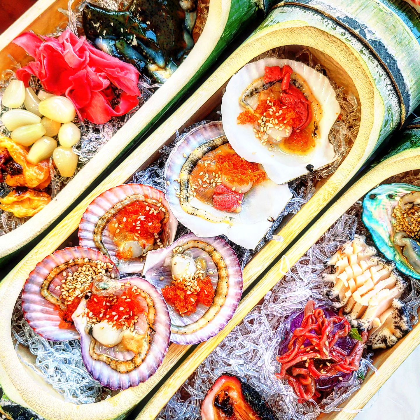 인천 토박이 찐 맛집❣️
영종도 구읍뱃터 #대신수산 

쫄깃쫄깃 오동통한
광어 / 도미 /우럭 회 모듬부터 
탱글탱글 윤기가 촤르르~한
풍성한 스끼다시까지!
2인 세트가 이렇게 풍성해도 되나요..? 

대나무 플레이팅 밑에
차가운 얼음팩이 쏘옥 들어가
여름에도 더 신선하고 차갑게
오독오독하게 즐길 수 있어요☺️

내돈내산 #횟집 중에
너~무 만족스러웠던 대신수산!
사장님도 친절하신 건 안비밀!☝️

📌 대신수산
인천 중구 은하수로 12 유명한구읍뱃터관광어시장 1층 2호
0507-1351-8865

#영종도맛집 #을왕리맛집 #인천맛집 #인천중구맛집 #구읍뱃터맛집 #인천영종도맛집 #영종도구읍뱃터맛집 #영종도횟집 #구읍뱃터횟집 #영종도회포장 #구읍뱃터회포장 #영종도회맛집 #을왕리회맛집 #인천횟집 #유명한대신수산영종구읍뱃터점