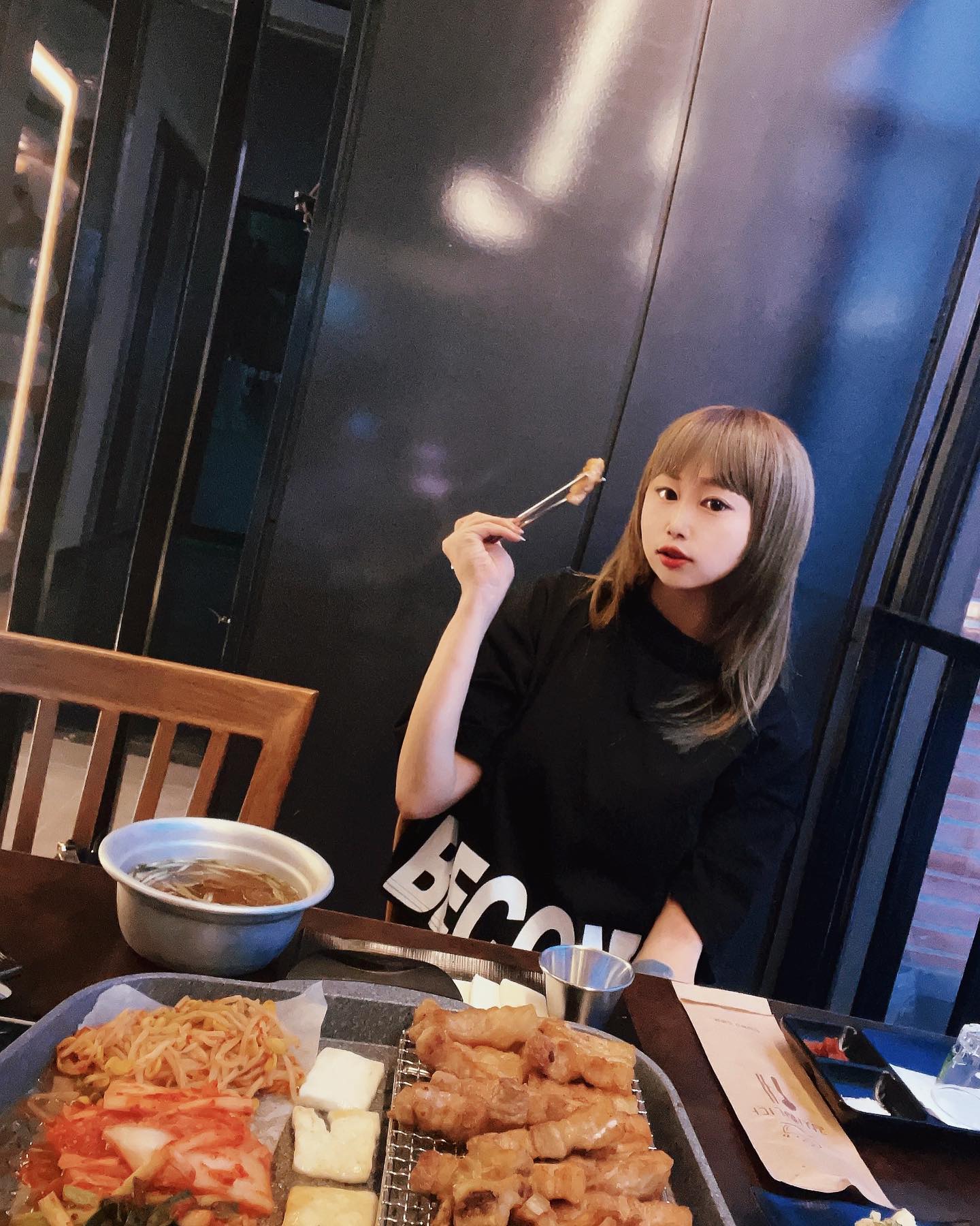 #협찬 동촌 유원지에 새로 오픈한 신상 고깃집 돈구운에 다녀왔어요!! 신상 맛집답게 깔끔한 매장에 2층에 위치하여 뷰까지 좋고 매장 중간에 위치한 귀여운 욕조에는 얼음 가득 시원하게 먹을 수 있는 맥주, 음료까지🍻 돈구운 은 고기가 구워져서 나오기 때문에 데이트하러 연인들끼리 와도 좋고 가족단위로 와도 굽는 걱정 NO! 직원분들께서 고기가 나오기 전후 전부 친절히 설명해 주셔서 편하고 재밌는 분위기에 먹고 왔어요 :)  저온 숙성한 부드러운 식감의 삼겹살과 🥩 처음 먹어본 돼지의 횡격막을 둥글게 잘라낸 특수부위 도래창까지 너무 고소한 맛에 손이 자연스레 가더라고요 고기가 구워 나오는 동안 먼저 나온 정갈한 밑반찬, 각종 소스 조합까지 너무 완벽 그 잡채👍  콩고물 묻힌 고기에 구워 먹는 치즈를 싸서 한입 먹으면 더더욱 완벽해요 :) 고깃집 마지막 필수 코스 볶음밥&해물 된장찌개로 마무리 딱! 해주는 센스 아시죠?! 신상 맛집이라지만 이미 맛있기로 소문난 돈구운
동촌 유원지 데이트 후 맛있는 고기먹으러 추천 해요🤭
dongooun_official 
📍주소 : 대구 동구 효동로2길 47-8 2층
📍주차⭕️
📍영업시간 17:00-23:00(라스트오더 22:00)
📍매장전화 : 0507-1355-0303

#동촌유원지 #대구 #삼겹살맛집 #동촌유원지맛집 #대구데이트 #맛집추천 #돈구운 #신상맛집 #대구삼겹살 #도래창 #대구핫플 #대구동구맛집 #고기 #먹스타 #맛스타그램 #먹방 #숙성고기 #대구핫플 #구워주는고기집