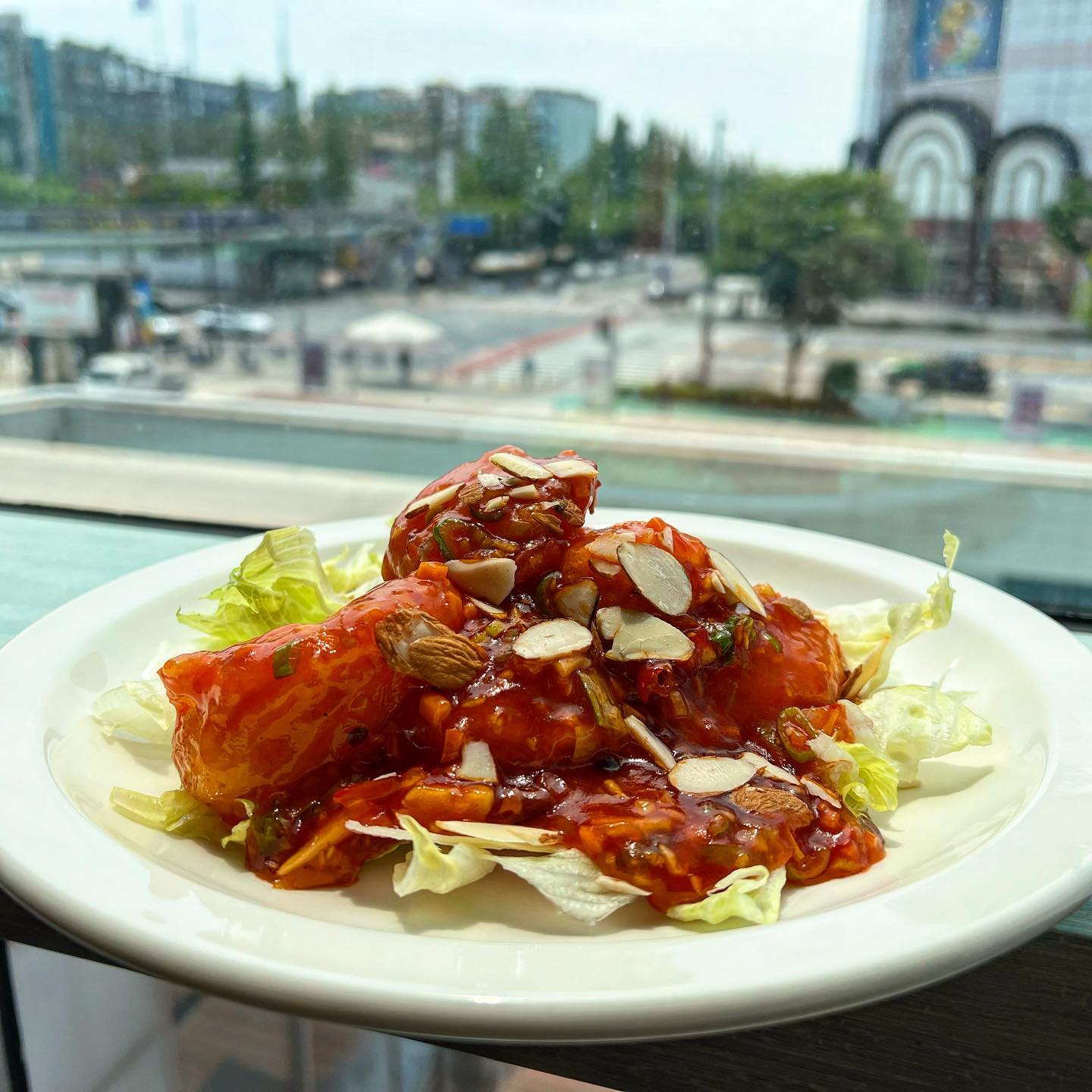 일산 중식코스요리 맛집
일산 라페스타 '훠시즌'
⠀
-연중무휴
11:30 ~ 21:00
⠀
15:00 ~ 17:00 브레이크타임
라스트오더는 20:20분이라고해요
⠀
-주차
주차공간이 엄청 넓어요
⠀
-웨이팅방법
룸 식사가 많기 때문에
전화로 미리 예약하고 방문하는걸
추천드립니다!
⠀
-훠시즌A
가격 : 1인 39,000원
⠀
사품냉채, 오늘의스프. 유산슬,
생등심 탕수육, 칠리중새우, 몽골리안 비프.
식사(짜장/짬뽕), 디저트 구성입니다
⠀
일단 룸에서 편하게 에어컨 쐬면서
먹을수 있다는게 너무 편안하구요!
대화하기에도 아주 좋더라구요!!
⠀
음식 맛은 전체적으로 흠잡을게
없을정도로 아주 맛있었어요!!
⠀
몽골리안 비프는 향신료가 들어가있는데
저는 향신료 안좋아하는데도 맛있게 먹었어요!
⠀
식사는 짜장, 짬뽕 선택할수 있는데
짜장도 맛있지만 짬뽕이 불맛이 쥑입니다!
참고하세용~
⠀
총평 : 맛도 맛이였는데
대접받는 느낌을 받다보니
기분도 좋은 식사공간이였습니다!
⠀
#훠시즌 #일산훠시즌 #일산맛집추천 #일산중식코스식당 #정발산맛집추천 #일산정발산맛집추천 #일산가볼만한곳 #핫플맛집 #일산핫플맛집 #일산핫플식당 #먹자국일산 #먹팔해요 #먹스타그램 #먹팔 #푸드스타그램 #좋아요 #좋반 #좋아요반사 #lfl #fff #koreafood #koreanfood #맛스타그램 #맛집스타그램 #맛집탐방 #맛집투어 #맛집공유 #맛집여행 #韓国料理