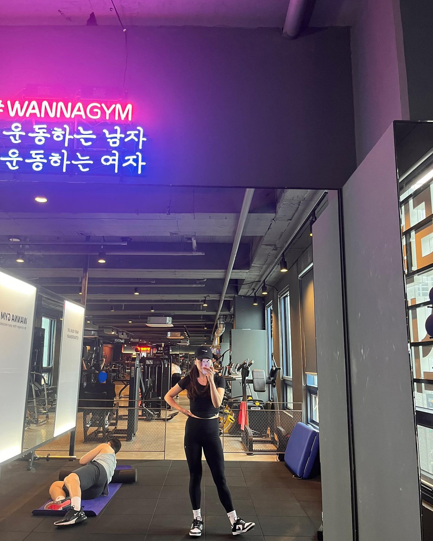 #230607 #workout #gluteworkout 

하체가 튼튼해지고 있는 것 같음
고잉고잉 킵고잉