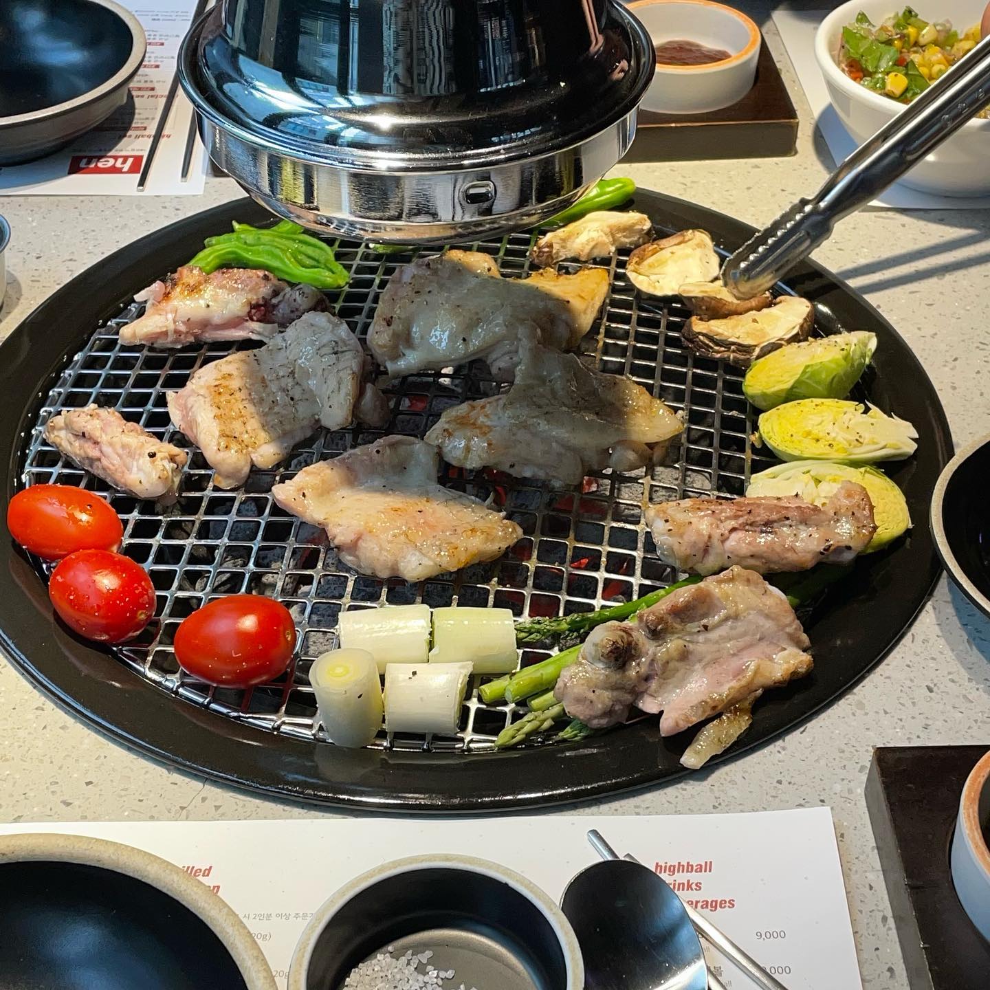 [청담동] HEN

숯불 닭 요리 전문점 hen!✨
분위기 있는 닭 요리 전문점으로 직원분께서 야채 가니쉬, 고기를 직접 구워주셔서 먹기만 하면 되는 곳 입니다!👍🏻
숯불위에서 굽는 고기 매번 태워먹는 저는 너무 좋았어요🥹
소금 숯불 닭구이, 빨간 양념 숯불 닭구이, 안심, 무뼈닭발, 콘샐러드, 한우차돌 된장찌개를 주문했는데 사실 가격에 비해 양은 좀 작았고 안심과 무뼈닭발은 음……..😅
하지만 직접 구워주시는 야채들(아스파라거스, 파, 표고버섯, 토마토, 미니양배추, 꽈리고추) 과 닭 구이는 정말…. 겉바속촉으로 구워주시는데,, 
말해뭐해 진짜❣️
방문 하신다면.. 닭구이와 한우차돌 된찌만 드시는걸 추천드려요ㅎㅎ
한우차돌 된장찌개 이게 요물이에요 정말!!
된찌 하나로 소주 한병 뚝딱입니다🫶🏻
힙한 분위기로 모임이나 데이트 하기에도 너무 좋은 청담 헨
단백질 채우러 가실때 추천드려요!
