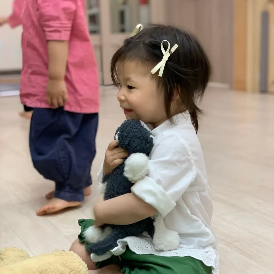 어린이집에 잘 적응중인 대견한 아희🧡
오늘은 한시간 엄마와 분리성공!! 
항상 응원한다 꼬맹쓰👌

#어린이집시작하는_첫번째_사회생활