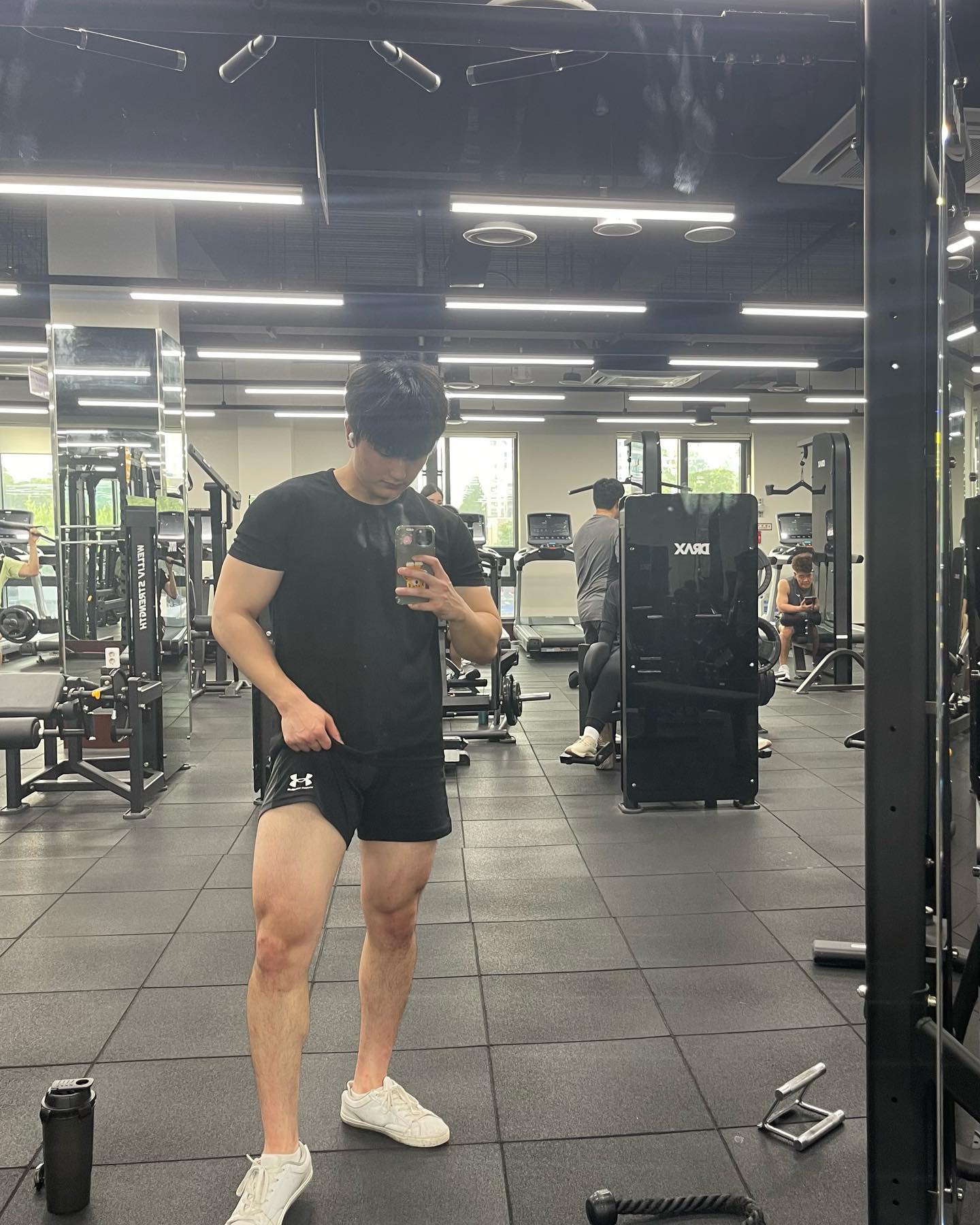 2023.6.8 운동기록📝

🔥하체 운동🔥

✅스쿼트 75kg 12회 5set 
 
✅레그프레스 160kg 15회 5set
 
✅레그 컬 47kg 15회 4set

✅레그 익스텐션 55kg 15회 4set
 
✅시티드 레그 컬 47kg 15회 4set
 
⏰휴식시간 : 1분40초

수요일 운동 완료👊
오늘이 시험이라 운동기록을 늦게 올리게 되었네요🥲
오늘은 하체운동을 했는데 저번보다는 확실히 덜 힘들어서 다행이네요😆😆
그나저나 내일이 시험이어서 오늘 잠도 많이 못자는데 내일 운동을 잘 할 수 있을지 살짝 걱정이됩니다🥹
.
수요일 운동하신 인친님들 고생많으셨구 좋은 밤 되세요💪