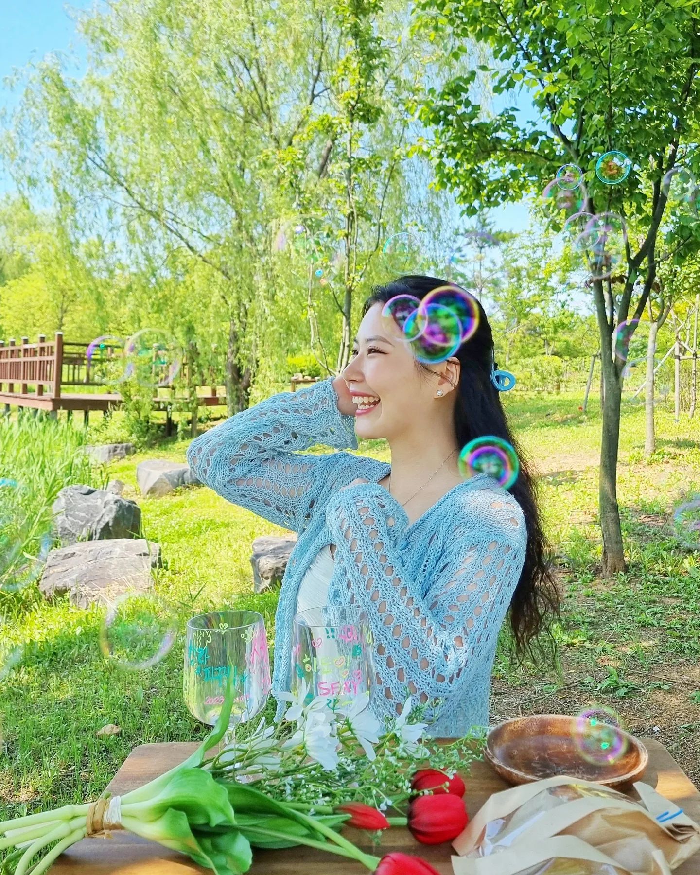 이 날씨, 온도, 습도 모든게 완벽🩷
정말 행벅했다 하루종일 웃고떠든날

_

은지니가 갑자기 부모님께 감사해야한다고 이쁘게 낳아줘서ㅋㅋㅋㅋㅋㅋ 이런말 진짜 첨들어봐🥰🥰

이뻐해주고 빵도먹여주고 거의 남친 초ㅣ응진❤️

_
_
_
#일상 #피크닉 #행복 #셀피 #인생샷 #❤️ #daily #picnic #selfie #happy #instagood