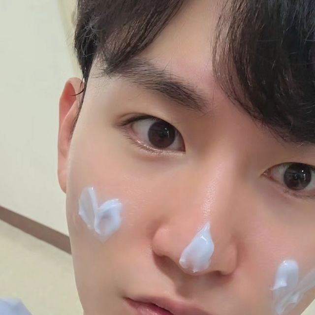 이승준 Lee Seung Jun on Instagram: "#광고 #협찬 단 하루만에 늘어진 모공을 잡아주는! ⭐️메디큐브 제로 모공 원데이 크림⭐️ °2중기능성에 모공특성화성분이 5가지나 들어가서 모공이 고민인