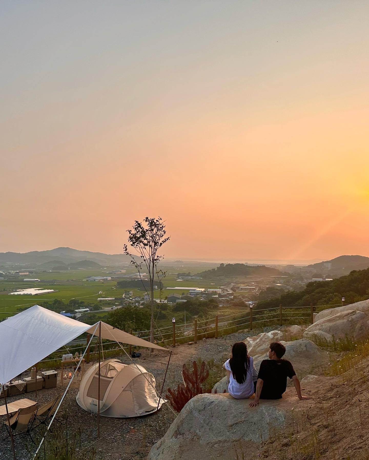 핸드폰 앨범에 인물 사진은 없고 
음식,텐트,야구장 사진만 가득..

코로나 이후로 화장을 
안하게 되니 셀카 찍을 일도 없네욥..?

앞으로 인물 사진 좀 많이 찍어야겠어요!!

헬요일 답게 완전 찜통날씨!!

다들 오늘도 화이팅하세요🤩