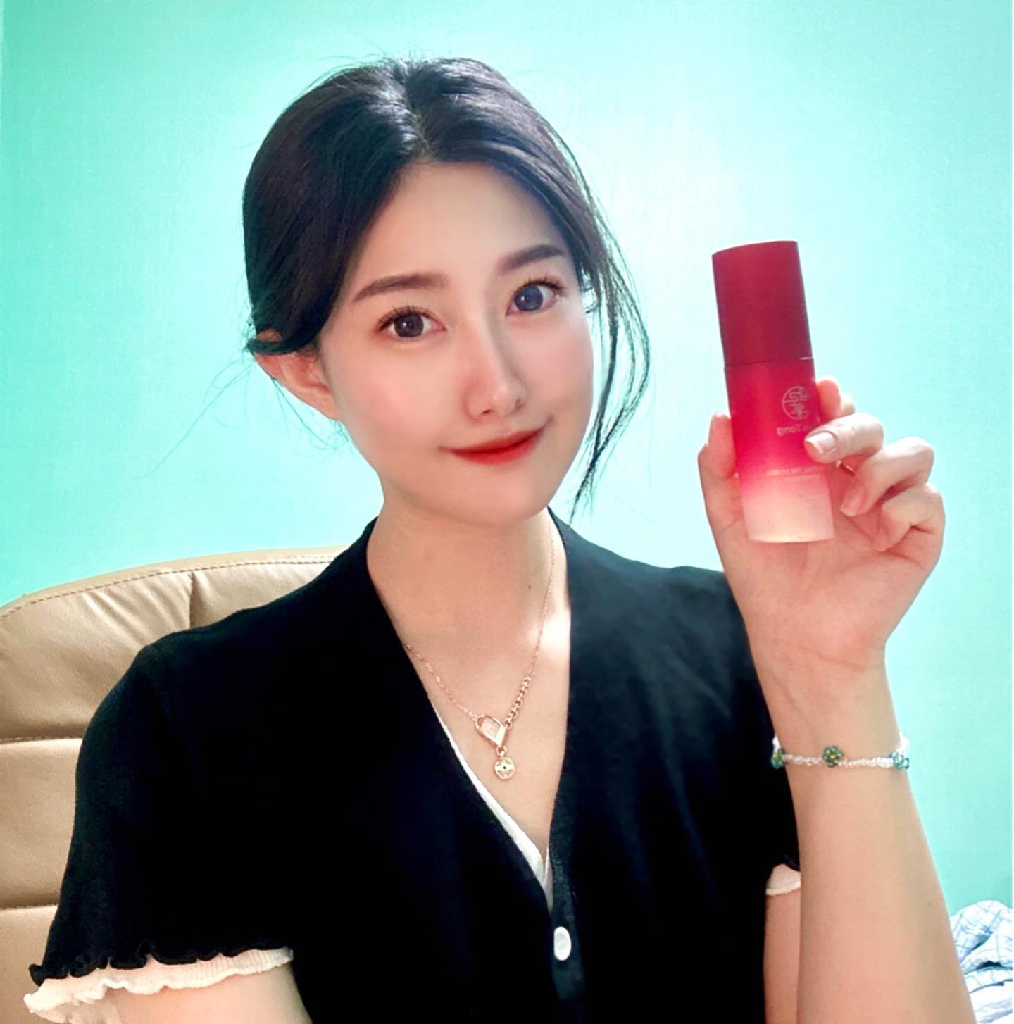 #협찬 #광고

바로통 50ml (baro_tong)
구매링크 : www.barotong.kr 

기다리던 바로통이 배송되었다는 소식에 룰루랄라 집으로 출발!🚗
비오는 궂은 날씨에도 불구하고 택배상자와 안에 내용물도 친환경 소재 뾱뾱이로 뽀송뽀송 했답니다!☀️
유치원 교사로 일을 오래하다 보니 온몸 이곳저곳이 상하더라고요.🥲
특히 허리나 손목은 금요일만 되면 정말 많이 아파서 파스를 달고 살았는데
바로통 제품 (물에 녹는 수용성 겔 형태입니다!) 을 몇 방울 골반과 손목에 발라주니 페퍼민트향이 은은함이 시원하고 촉촉하게 빠르게 스며들어 좋았습니다! 처음엔 시원한 냉감이 다음으론 열감이 함께 느껴졌어요! 
아무래도 파스는 많이 붙이면 화학 걱정이 되었는데 바로통은 자연 유래 추출물 제품으로 화학 걱정 없이 사용 가능하며, 일시적인 효과를 보는 제품이 아닌 지속적인 케어가 가능한 제품이라고 하니 꾸준히 골반과 손목에 발라보면서 지속적으로 케어해 보도록 하겠습니다!😉❣️
또 허리 손목뿐만 아니라 얼굴을 제외한 전신 릴렉스 케어가 된다는 강점이 있는데요! 
저도 같이 온 설명서에 따라 가르마를 탄 두피에 헤드스파를 해보았는데 너무 시원하고 스트레스가 풀려 신세계를 경험했네요!!👍🏻👍🏻
손에 잡히는 사이즈로 평소에도 가방이나 파우치에 들고 다니기도 좋을 것 같아요! 
현재 홈페이지 회원가입시 3000원 할인 쿠폰을 증정하고 5+1 이벤트도 진행된다고 하니 사랑하는 부모님, 운동을 좋아하는 남자친구, 친구들에게 선물해주시면 좋을 거 같아요!❣️

✅이런 분들께 적극 추천 합니다✅
-운동 후 미세한 근육 관리가 필요하신 분
-두피와 전신 마사지을 하고 싶으신 분
-스트레스 받을 때 스트레스 해소하고 싶으신분
.
.
위 제품은 바로통 업체를 통해 제품을 제공 받아 작성한 글입니다.
.
.
.
#바로통 #온가족필수템 #스트레스관리 #근육관리 #선물추천 #마사지겔 #마사지크림 #릴렉스 #괄사 #두피케어 #마사지 # 헤드스파 #건강 #부모님선물 #관절 통증 #피로회복#운동 #골프 #힐링스파