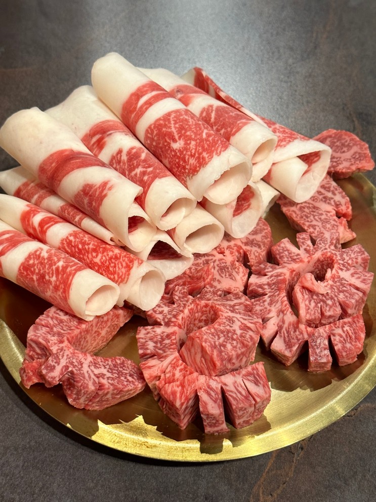 진정한 명품 투뿔한우, 치커리생구이 서울점 한우의 육질과 풍미를 만끽하는 특별한 명품 한우 맛집