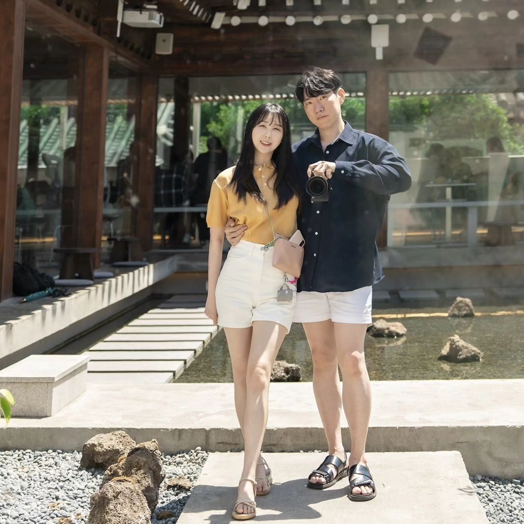 경주 카페 #어마무시 황남점 다녀왔어요 ❤️

경주 여행중에 발견한 카페 인데 흑임자 티라미슈가 눈에 띄어서 한 번 먹어보고 싶어 들른곳이에요 😘

본점이랑 황남점이 따로 있던데 저희가 다녀온 황남점이 전통 가옥으로 꾸며진 정원 같은 테마라 사진도 여러장 찍고 왔어요 📸

무더운 날씨에 에어컨바람도 쐬고, 티라미수 한입, 아메리카노와 숲 에이드 한잔씩 하면서 여행중에 잠깐 피로를 풀기에도 너무 좋은 곳이었습니다 😍

🎈경주 카페 어마무시 황남점