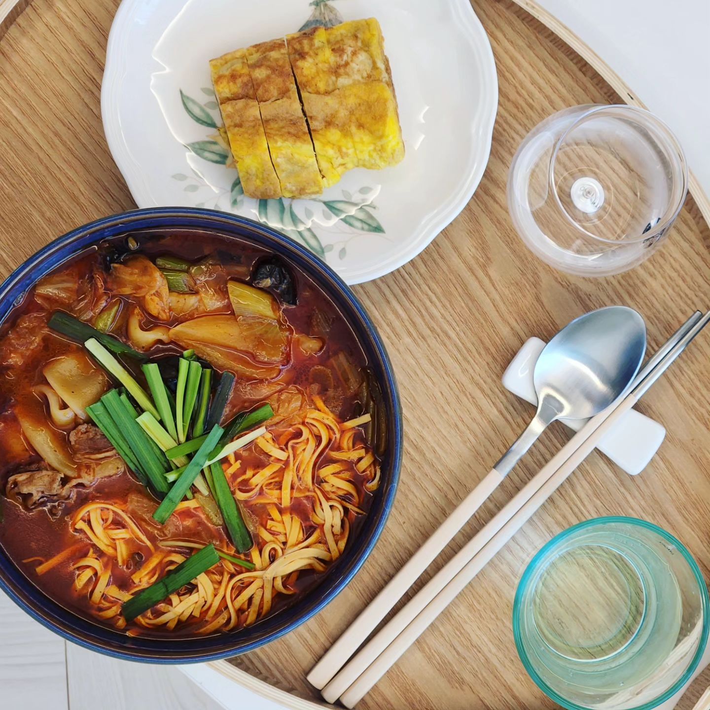#홈포차 #홈쿠킹 #혼밥추천 #육칼국수
밀키트 육칼국수 끓여서 신랑과 간단하게 홈술 ♡~ 했었던 과거의 나 ㅋㅋ 
지금은 금주중이라 추팔하고 있습니다 :)