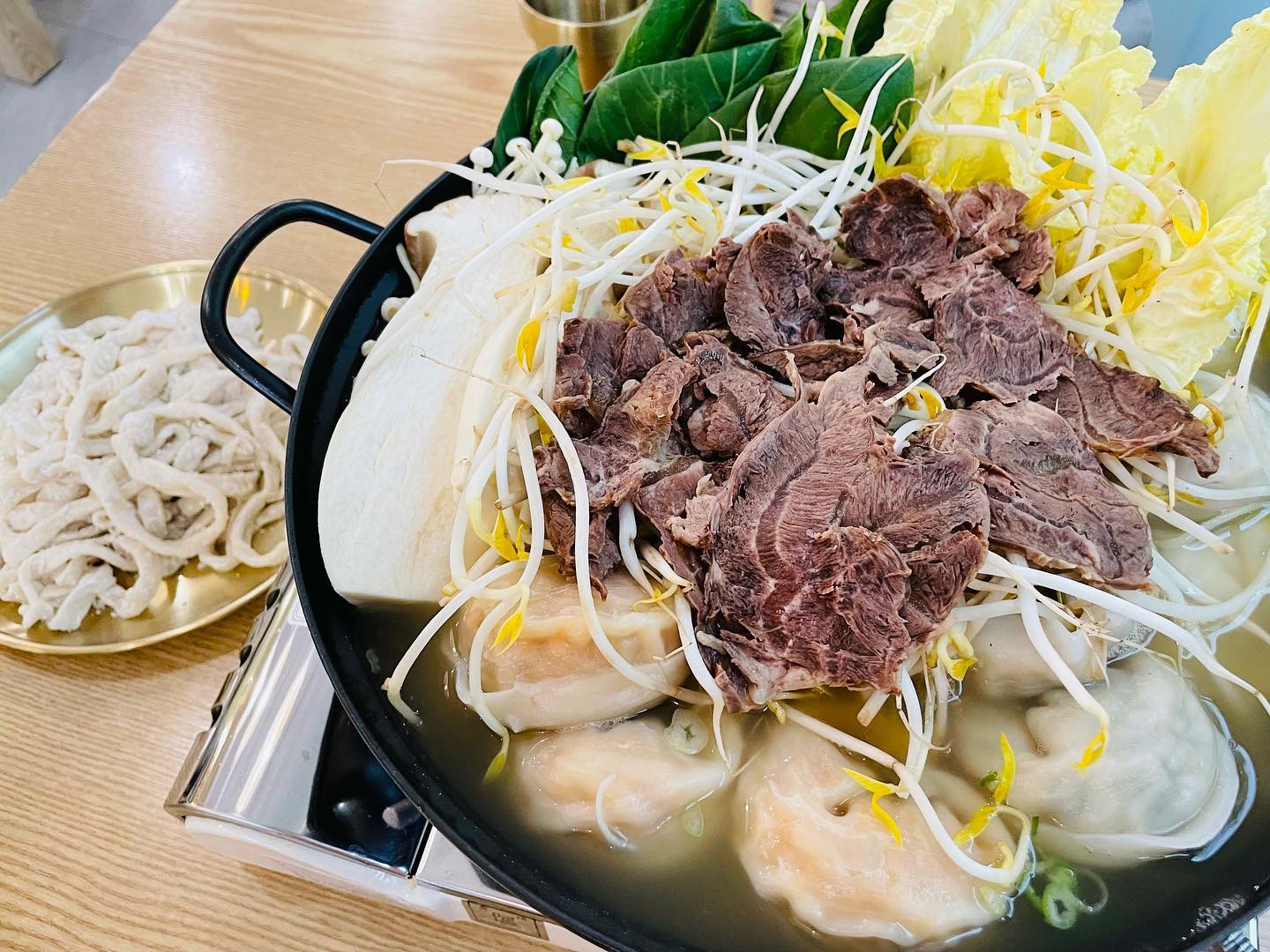 #협찬 🥟파주 엄마 손만두🥟
✔️3대째 맛과 정성을 이어오는 곳
✔️우리쌀을 첨가한 숙성반죽으로 만두피를 만들어 
시중에 파는 만두피보다 훨씬 쫄깃한 
식감과 맛을 즐길 수 있음
✔️만두전골을 주문하면 칼국수 사리도 함께 나옴
.
.
😋만두전골의 국물이 기름기도 거의 없으면서 
채수와 함께 어우러져 담백하면서도 깊은 맛이 일품~! 
만두피와 칼국수사리가 엄청 쫄깃쫄깃한 식감이라 
너무 만족하고 먹고왔어요~! 재방문의사 200%!!