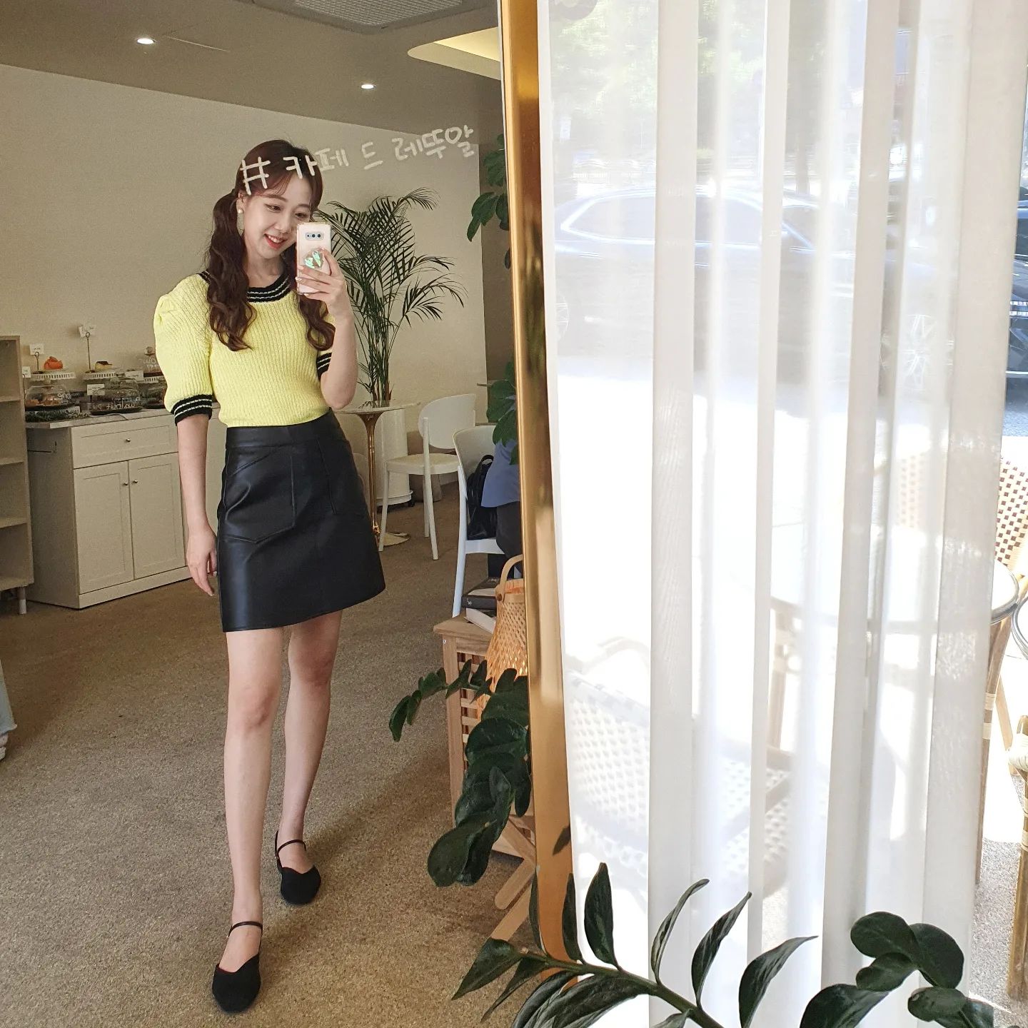 오랜만에 거울샷!

삐삐머리 처음 할 때는
굉장히 민망했었는데요~🙈ㅎㅎ

생각보다 잘 어울려서?
요즘에는 방송 때 많이 하고 있답니다

저뿐만 아니라 대부분이 
다 잘 어울리는 거 같으니
고민되신다면 도전해보세용!!😆

요새 방송 피드와 일상 피드를 나눠야 하나
고민이 되는데 하나도 제대로 못 올리는데
어떻게 해야 될까요..?? 조언 주세요🥲❣

#모바일쇼호스트 #라이브커머스쇼호스트