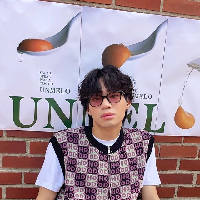 황세동 on Instagram: "#협찬 @hoodhood_official 더워서 표정 안 좋아진 거 이해 plz.. 🙏 ✔️ @hoodhood_official 에서 “후드후드 로고 패턴 니트 집업 베스트”를 제공받았습니다. 요즘 티셔츠만 입어서