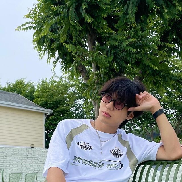 황세동 on Instagram: "#협찬 @cpgn_official 다들 여름 바다룩은 어떻게 입는 편이세요 🌊 ✔️ @cpgn_official 에서 “네스카 클럽 레글런 반팔티“, ”버뮤다 퍼티그 카고 데님 팬츠”를 제공받았습