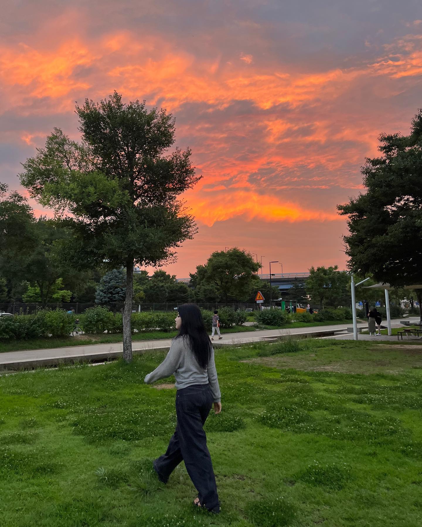 🌥️