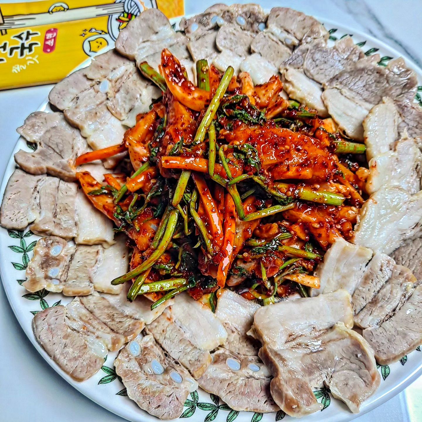 🥄무침표 홍어무침

홍어무침에 야들야들한 수육한점
😛😛

홍어무침인지 오이무침인지 모르겠는
그런 홍어무침이 아니라
홍어 가〰️〰️득 들어있는
홍어무침이에요💫

매콤새콤한 양념에
홍어랑 미나리 그리고
부드러운 수육까지🤗🤗
넘 맛있더라구요
마무리는 소면 삶아서 비벼먹으니
한끼 푸짐하게 잘 먹었습니다
😛😛

#홍어무침맛집 #홍어무침 #홍어회무침 #우장산맛집 #우장산역맛집