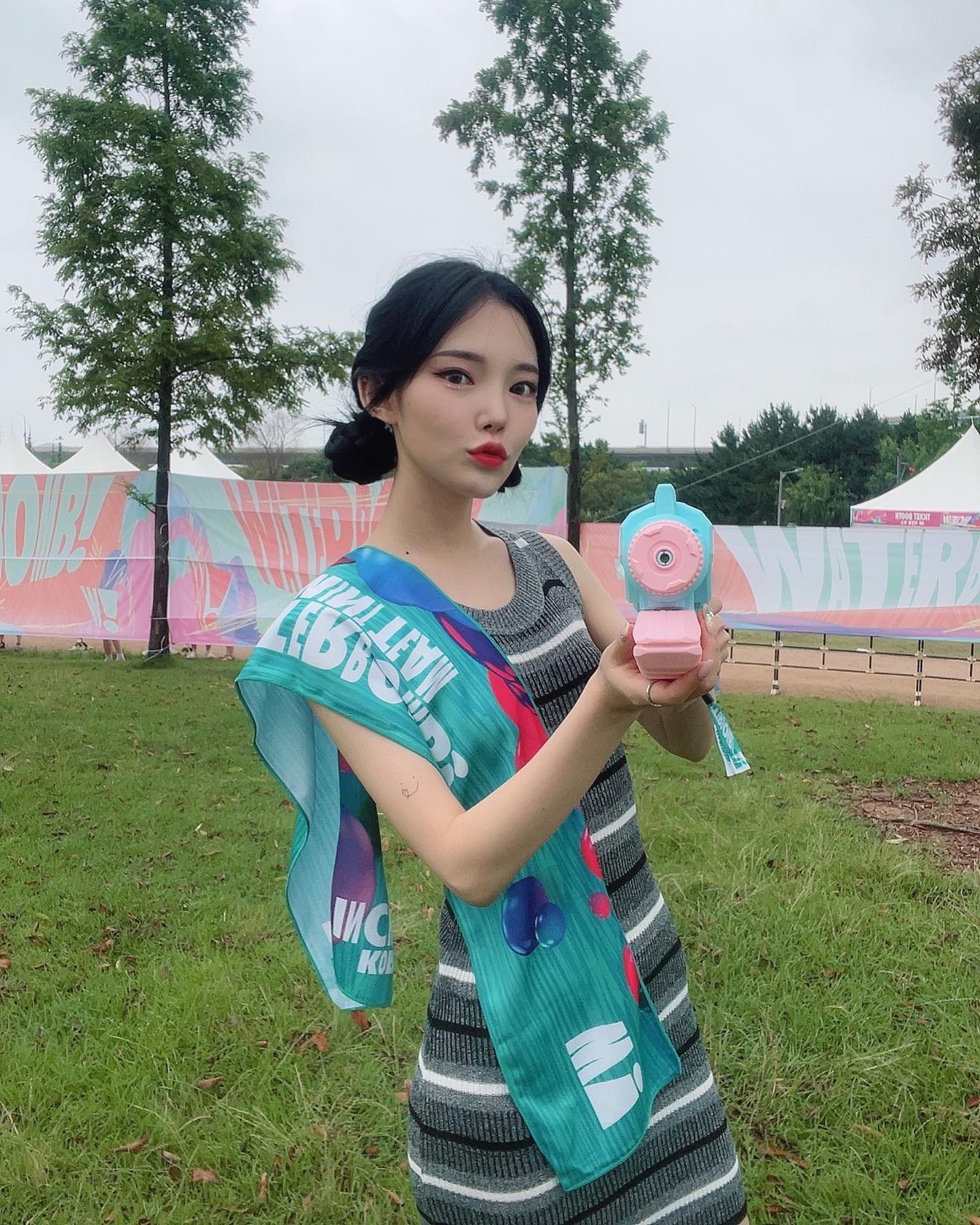 #수빈델룩 

오늘 재택이라
출근룩 대신 가져온 워터밤룩! 💦

쭉쭉빵빵 언냐들처럼 핫하게 입지는 못했지만
나이값 못하고 뿌까 머리도 해보고
즐겁게 놀다가 와떠용 -🩵

One piece. 마이픽-단가라 니트 원피스(블랙/f)