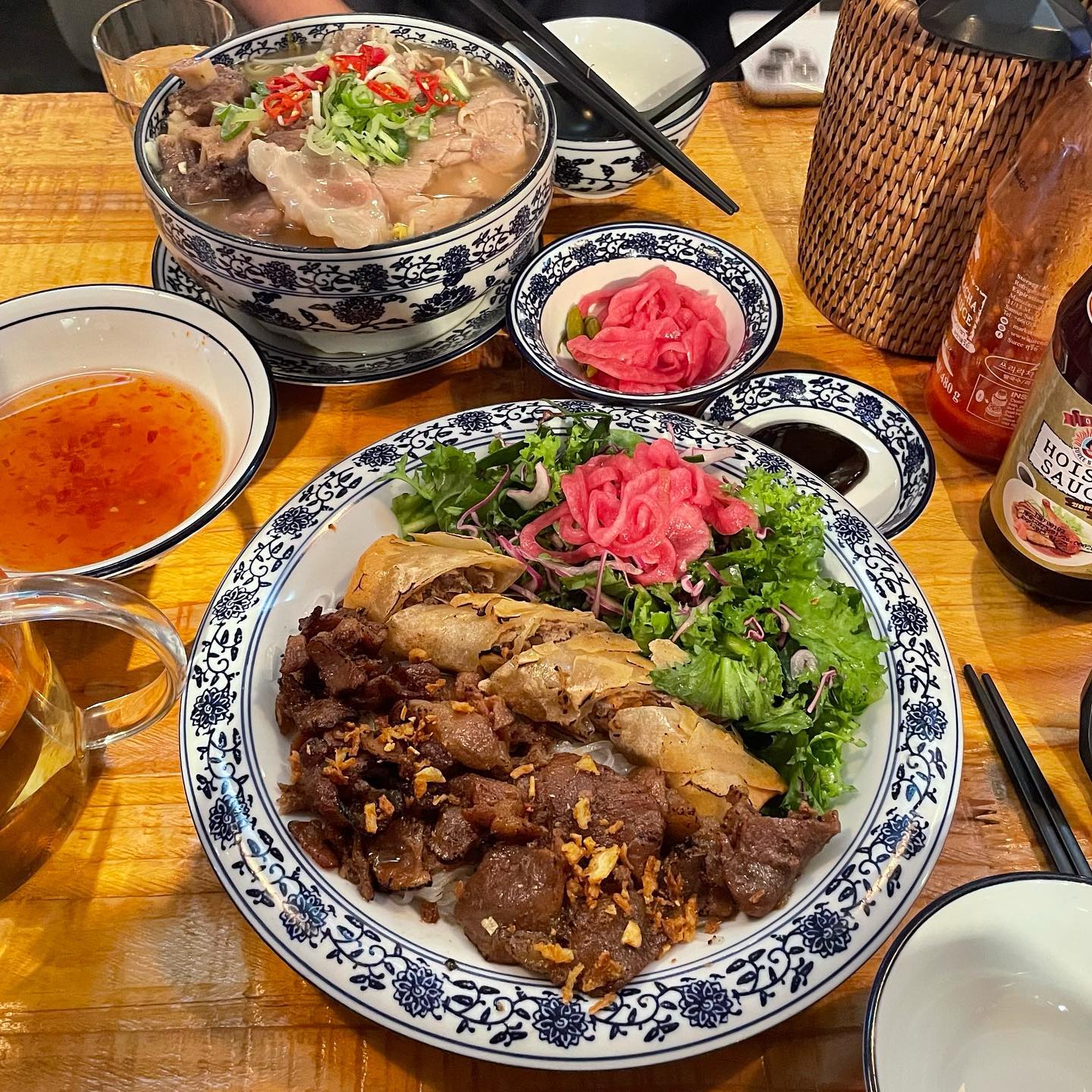 🧡#강남역 #땀땀 

올앵만에 업로드🫶
강남역에서 찐맛집 찾기 힘든데 오랜만에 맛집 발견!!!
보양쌀국수는 고기 완전 부드러움+ 힘줄이라고 하나유? 쫄깃 식감에 육수도 환상이었읍니다
분짜도 간이 딱 좋고 위에 올라간 튀김이 너무 맛있어서 따봉!! 
평일 늦은 저녁(8시 였나..)에 가서 다행히 대기없이 들어갔지만 여전히 사람 많았었듬!

🏠주소
서울 강남구 강남대로98길 12-5

💸메뉴/가격
프리미엄 보양 쌀국수 16,000원
하노이 분짜 13,000원

⏱️운영시간
매일 11:00~22:00

#먹스타 #먹 #강남역맛집 #쌀국수맛집 #베트남음식 #먹팔 #맞팔 #먹스타그램 #맛스타그램 #강남역맛집추천 #강남맛집 #먹팔해요 #foodblogger #food