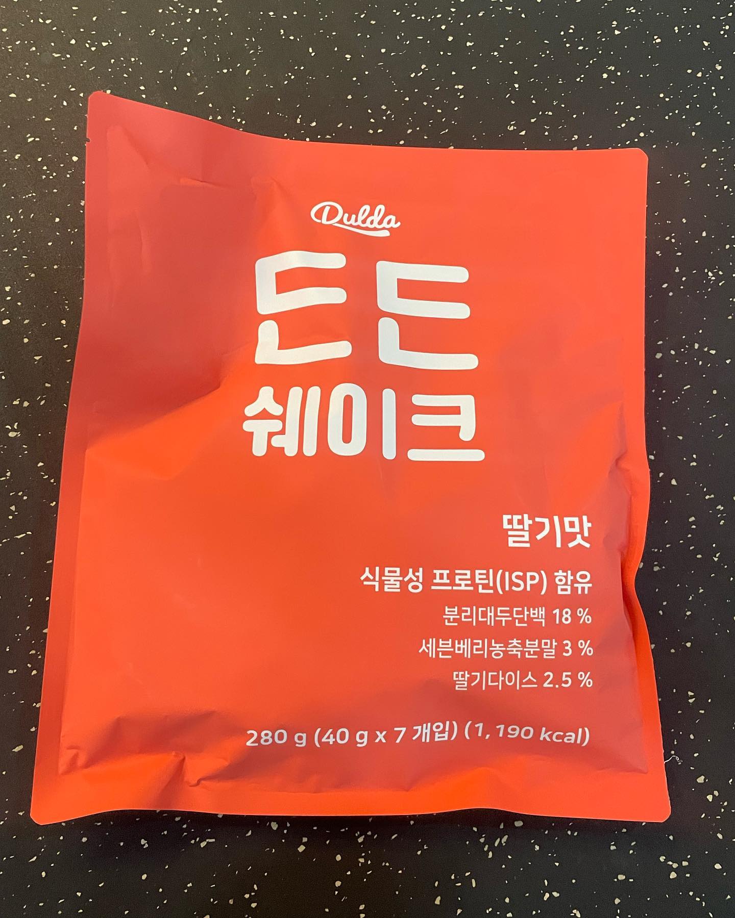 #협찬 dulda_official #덜다 #든든쉐이크

-바쁜 아침, 집에서 우유나 두유를 넣어서 가지고 나가면 딱 덜다 쉐이크만 가지고 나가면 되니까 편하고 흔들면서 나가다가 출근길에 간편하게 마실 수 있어서 좋다! 
수업 많아서 식사를 챙기기 어려운 날에도 덜다 쉐이크로 호다다닥 간편한 식사 가능!!

-덜다 쉐이크의 장점은 휴대성이 좋고 부피가 작다는 점이고 단점은 탄수화물 함량에 비해 단백질 함량이 부족해서 아쉽다

-덜다 쉐이크에는 열풍현미랑 그래놀라가 들어있어서 식감이 풍부하고 씹는 행위를 통해 포만감을 늘려주기 때문에 쉐이크만 먹어도 포만감이 꽤 유지된다는 점이 좋았는데 딸기맛이 딸기우유를 생각하고 먹었는데 살짝 인위적인 감기약 딸기맛이 나서 아쉽다

#일상 #다이어트간편식 #식사대용쉐이크 #이너뷰티 #다이어트 #소통 #운동 #쉐이크 #단백질쉐이크 #신상품나왔을땐  #덜다든든식물성단백질쉐이크 #식물성쉐이크 #08L #건강 #덜다쉐이크