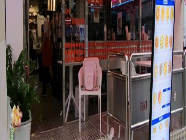 🍽 노모어피자 부산대점

주소:부산 금정구 금정로68번길 22 1층
전화번호:0507-1348-47
영업시간:매일11:00~24:00

지난 일요일 랑랑이랑 부산대 엔씨백화점 쇼핑갔다가 요즘 핫한 피자 브랜드 노모어피자 부산대점에 방문~

노모어 피자는 흔한피자가 아닌 이탈리 명문 IS CUOCO ALMA 요리 학교 출신으로 18년 요리경력의 이유섭 쉐프가 개발하여 만든 캐주을 미쿡식 피자로 자체개발 특제소스와 100% 자연산 모짜렐라치즈, 신선한 채소, 감각적인 토핑으로 정성스럽게 만든 프리미엄피자라고 한다. 서울에서 아주 핫한 피자라는데 기대만땅~😍😍

매장에서 먹고 갈까 포장해서 갈까 음청 고민하다가 랑랑이 집가서 편안하게 묵자라고 하길래 키오스크로 포장 주문~🫶

피자사이즈는 P, R, L 3가지 사이즈로 혼피자하기 좋은 P사이즈도 있음. R, L사이즈는 방문 포장시 2천원할인!!👍👍

반반피자도 있으니 싸우지말고 취향껏 주문도 가능!!
하지만 랑랑공주가 선택한 피자는 트러플머쉬룸 스테이크피자는 다른 피자와는 다른 색다른 토핑까지~

집으로 오는 동안 맛있는 피자냄새가 폴~폴~ 나니 랑랑이 빨리 먹고 싶다고 야단법석~~😭😭

랑랑공주가 선택한 트러플머쉬룸 스테이크피자는 버섯과 스테이크가 올라간 피자~
3가지 버섯까지 들어가서 버섯향가지 너무너무 좋은데 달달구리 스테이크까지!!
맥주와도 정말 잘어울리는 피자네~ 🍺🍺

노모어피자 도우는 소금우유도우이기 때문에 간도 딱 좋고 촉촉하고 바삭바삭함까지있어 꼬다리는 안먹는 랑랑공주는 꼬다리까지 다 먹어치움.ㅎㅎㅎ
남은 피자는 냉동실에 넣어두고 행동해서 먹어도 꿀맛이당~🍕🍕

#협찬 #리뷰노트 #노모어피자 #노모어 #맛스타그램 #먹팔 #배달맛집 #야식추천 #배달의민족 #피자추천 #부산맛집 #부산대맛집 #트러플머쉬룸스테이크피자