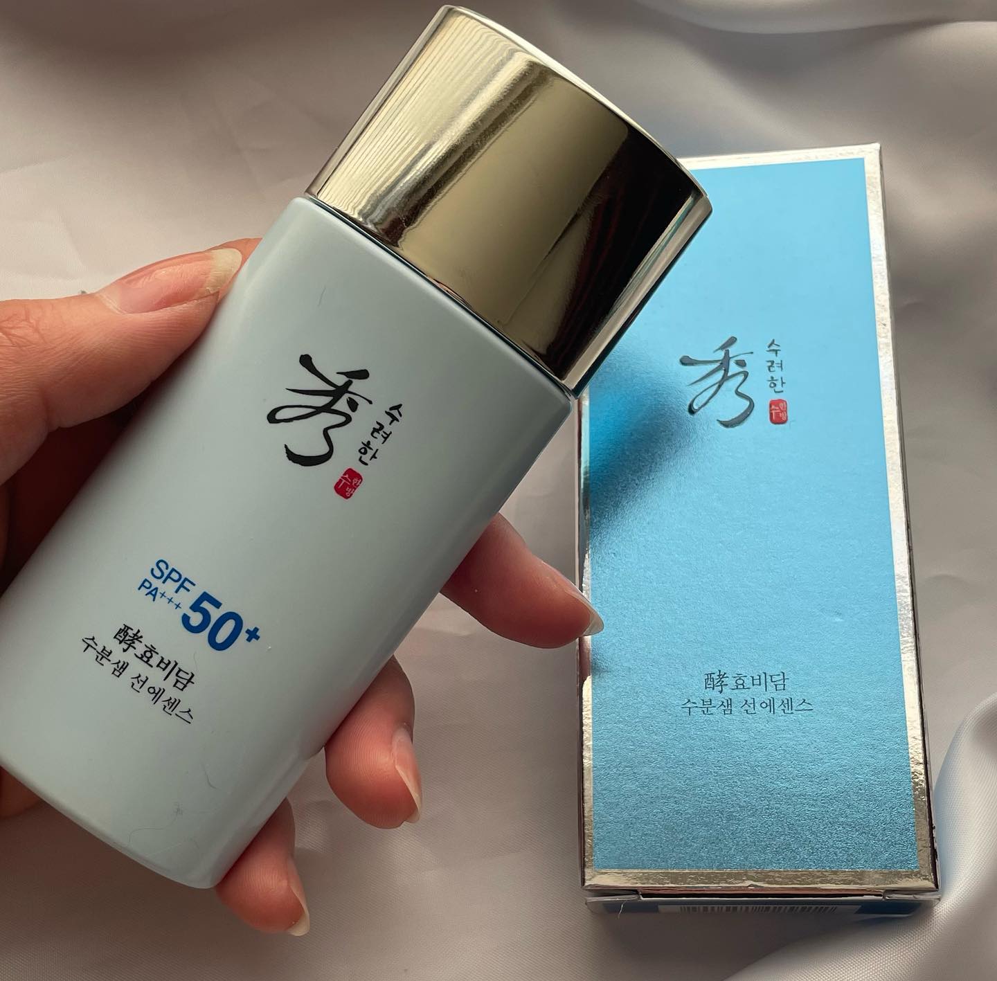 💙수려한 효비담 수분샘 선에센스🩵
60ml SPF50+ / PA+++
#제품무료제공 

수분크림에 한번 반하고 선에센스에 두번 반하게 된 수려한…🫶🏼 
sooryehanofficial 🫧🤍
아니 제품들이 이렇게나 좋아도 되나 싶을 정도로 진짜 제품 하나하나가 다 주옥 같댜..👍🏼

선에센스 딱 바르고 스킨케어 한 느낌에 한번 놀라고 끈적임, 눈따가움 없음에 두번 놀란 제품! 

선크림 바르면 답답한 느낌이 싫어서 
늘 선크림에 정착하지 못하고 방황하는데 좋은 기회가 생겨 써본 수려한 효비담 선에센스 완전 내맘에 쏘옥 - 🤍

선크림이 아니라 선에센스인 이유가 다있따!!

발효인삼히알루론산과 녹차 성분 함유로 피부의 수분을 채워주고 피부를 진정시켜 촉촉한 피부로 가꿔주는데 도움을 준다고 해요 ! 

선크림 바르면 뒤에 화장이 밀리는 경우가 있어서 가끔 제품 잘못쓰면 짜증나곤 했는데 효비담 선에센스는 피부에 싹 스며들어 촉촉해서 그런지 화장이 오히려 진짜 잘먹더라구요 !

백탁 전혀 없이 에센스 바른듯 수분케어와 함께되는 느낌의 선에센스 💙
저처럼 선크림 유목민이신 분들에게는
한번 정말 저 믿고 써보라고 말씀드리고 싶은 그런 제품입니당 ♥️🤍♥️🤍 

위 사진에 손등 반은 선크림 발랐는데 촉초ㅑㄱ 하게 쏵 흡수되서 티 하나도 안나구 광 좔좔⚡️ 입구도 뾰족한 튜브 타입이라 얼굴에 바로 짜서 써도 되니까 넘 좋쿠,, 그냥 사서 써뵤댜,,👌🏻🫶🏼