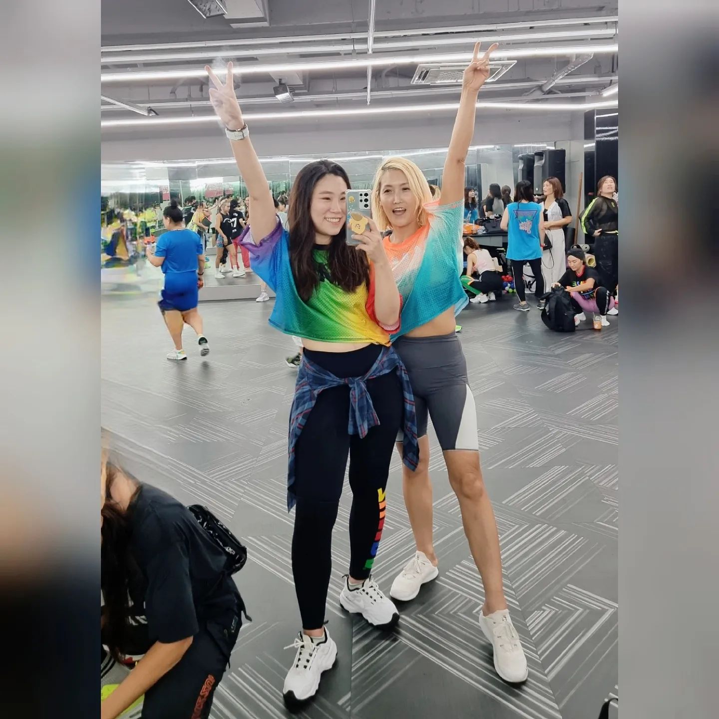뒤늦게 올리는 지난 주말일상 🩷

경기 남부 강모 다녀왔어욥!!
함께해준 성은쌤과 인증샷📸
lovely_piona

진멤버 됐을때 두어번 가보고, 이후로는 이런 저런 사정으로 못가다가 거의 5년만에 강모 참석🩵

비 오는 날임에도 불구하고 우리 쌤들 열정으로 후끈후끈 했습니당~ 
티칭해주신 영린쌤 에너지 최고👍
lynjjang79

출산 70여일차 쁨머니도 육아스트레스 전부 다 불태우고 왔어용❤️‍🔥❤️‍🔥❤️‍🔥

온 몸에 근육통은 이해가 되는데 목이 맛이 가서 목소리가 안나오는 건 왜 때문일까요? ㅋㅋㅋ

강모 왜 한달에 한번이예요?
일주일에 한번씩이었음 좋겠답🫶
zincommunity_gnb