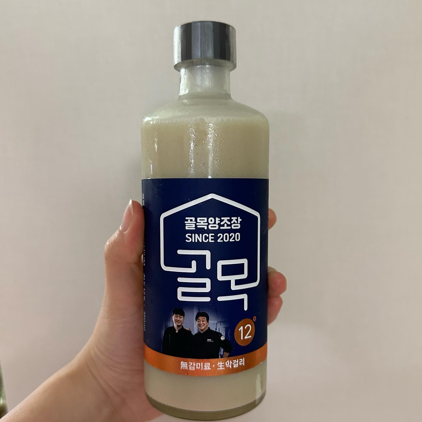 #골목막걸리#백종원막걸리#생막걸리#명품막걸리#고급막걸리#해창막걸리

업체로부터 제공받은 제품입니다

여러분 골목식당 보시나요?!
거기서 막걸리 사장님이 
백종원 선생님과 협력하여 
골목 막걸리를 출시했다고 해요🤤

막걸리치곤 가격대가 꽤 있는 편이라
어떤 점이 다른지 찾아보았는데

예천의 품질 좋은 쌀을 사용함
특허 받은 기술로 감미료 없이 쌀 본연의 단맛을 가지고 있음
90일의 긴 유통기한
얼음과 함께 먹으면 더욱 맛있음

이런 특징이 있더라구요!

실제로 먹어보니 엄청 진해서
설명대로 얼음과 먹으면 더더 맛있을 것 같았어요
용량은 작은 편이지만 얼음과 먹는다 생각하면
일반 막걸리와도 비슷한 용량인 것 같아요!

저는 얼음 없이 그냥 먹었는데
고기랑 새우처럼 담백한 음식과 먹으니
오히려 진한맛이 좋았어요 ㅎㅎ

장마철에 전 생각나잖아요..
전엔 뭐다..?! 막걸리!

이런 꿀꿀한 날씨에 골목 막걸리 먹으며
다들 힐링하시는 것 어떤가요?