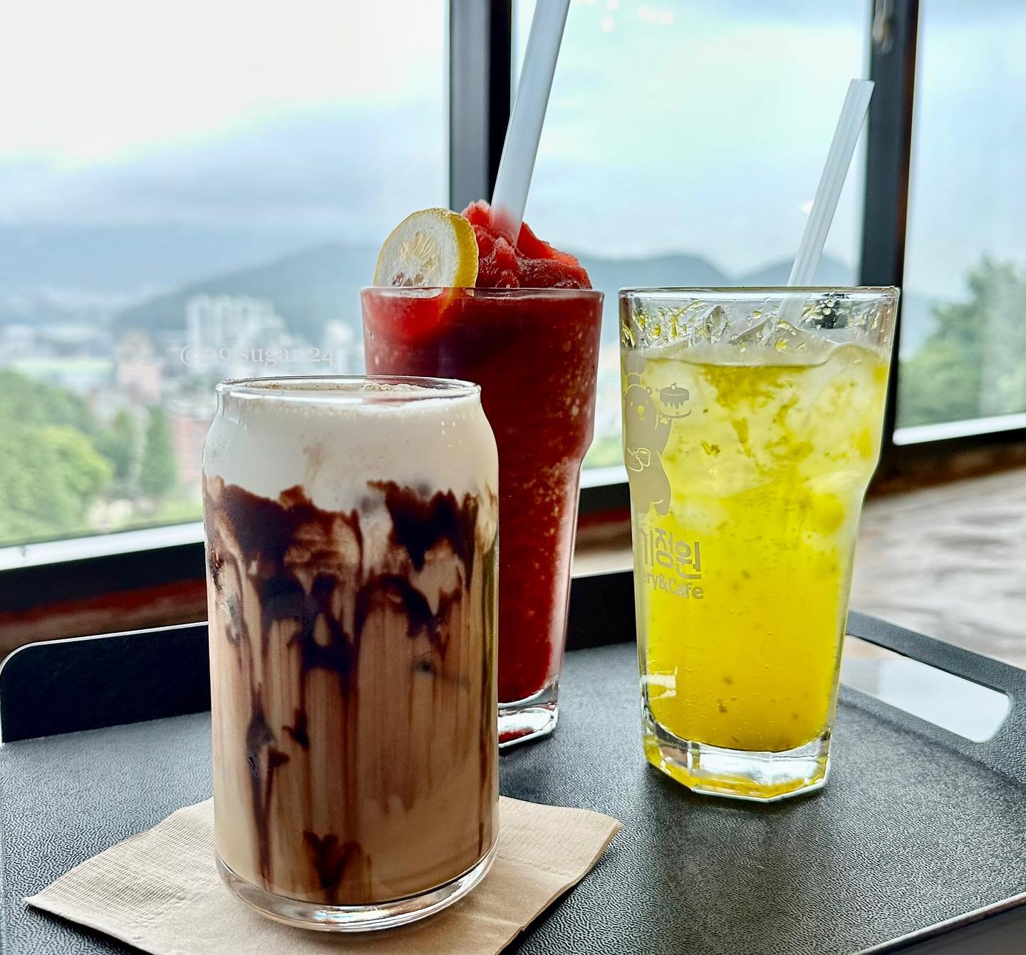 도심 속 정원 카페 🌻🌳

양산 서창에 ‘도시정원’ 이란 카페 다녀왔어요!
카페 내부가 엄~~청 넓고 밖에는 정원도 예쁘게 꾸며놓았더라구요 :)

비오는날 다녀왔는데 창밖 뷰 가 운치있고 탁 트여서 좋았어요ㅎㅎ
내부가 넓다보니 편하게 얘기하기도 좋고 음료도 맛있었어요🍹

솔티슈페너, 자두스무디, 청귤에이드 먹었는데 다 좋았어요 ㅎㅎ 그중에서도 자두스무디가 제일 맛있었네용ㅋㅋ 자두 좋아하시면 이거 왕추천!!!

음료 가격대는 좀 있지만, 주문한 음료 다 맛있었어요!🙌
(아메리카노 5,0 부터 시작)

베이커리 종류도 많고, 피자도 팔아서 다음번에는 브런치 하러 가볼래요😍🫶🏻

오늘 폭염주의보 였는데 진짜 너무 덥더라구여,,
장마 끝나니 폭염 시작 ㅠㅠ 
울님들 더위 조심 하세요오 !🥹🩵🩵

▶️ dosigarden21 

.
.
.
.

#서창맛집 #서창카페 #양산맛집 #양산카페 #양산핫플 #덕계동맛집 #덕계맛집 #덕계카페 #서창동맛집 #서창동카페 #울산외곽카페 #울산카페 #카페투어 #카페스타그램 #자두스무디 #스무디맛집 #먹스타 #먹스타그램 #먹소통 #도시정원 #도시정원카페