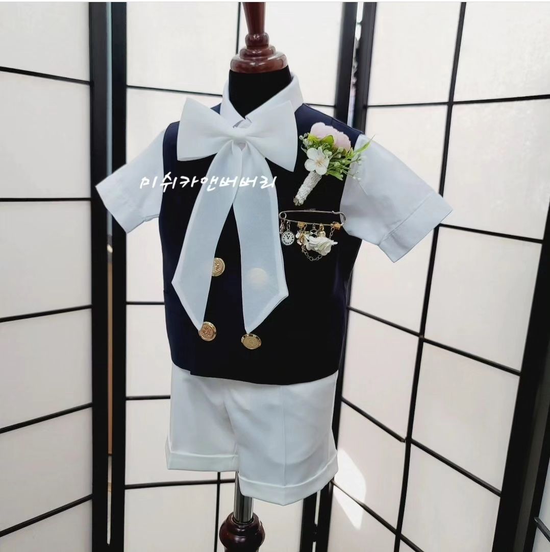 오랜만에 올리는 피드
이런저런 일들이 많이 있었는데
정신차리고 보니 
발등에 불떨어진 돌준맘이 되어있다... 핳
돌 준비 하며 오랜만에 들어온 인스타에 미쉬카앤버버리mischkanburberry  신상소식과 이벤트 소식이!!!

여아들 소재 고급스럽고 예쁜 드레스 하는 곳은 많은데 우리 아들래미덜 수트는 너무 없어서 좌절하고 있던터에 알게된 미쉬카앤버버리!! 

맘에드는 옷 8장 골라서 피드에 올리라구 했는데..
다 맘에 들고 다 예뻐서 8장 못추려서 한참 걸렸다 ㅋㅋㅋㅋ

우리 단이 돌상은 금색 빤짝빤짝 화려하게 셋팅될 예정이라 진~하고 고급스러운 수트를 찾고 있었는데 미쉬카앤버버리가 완전 찰떡일 것 같다!! 

돌준맘 분들 화동 준비하는 분들! 미쉬카앤버버리 꼭꼭 보세요!!

#돌준맘#남아수트#미쉬카앤버버리#화동수트#남아정장은미쉬카앤버버리#돌정장대여#남아정장대여#화동정장#돌복대여#남아수트대여#아기정장#돌잔치정장#돌잔치턱시도#호텔돌잔치#화동수트