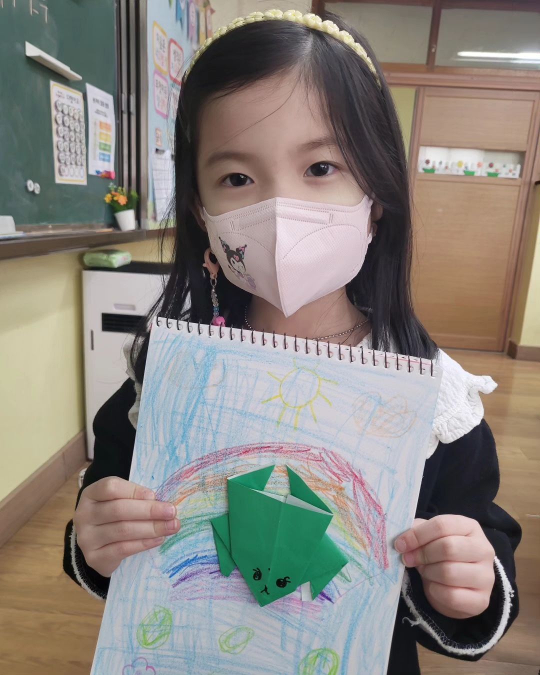 안녕하세요 유라맘이에요.
오늘은 다소 길고 무거운 이야기를 풀어놓을건데 인친님들의 의견이 필요해서 올리는 글이니 보시고 혹시나 다른 방법이나 다른 의견이  있으시다면 말씀 부탁드려요.
_

지금부터 말씀드리는 이야기는 유라가 학교에서 직접 겪은 일이에요.
유라가 거짓말을 하거나 보태거나 없는 말을 지어낸 것은 아니며 저 역시도 최대한 객관적으로 적어보겠습니다.
_

7월 18일 화요일 학교에서 일어난 일이에요.
유라가 2교시 쉬는 시간에 친구 2명과 함께 화장실을 갔다고 해요. 
유라는 화장실을 가고 싶지 않아서 여자 화장실 앞 복도에서 친구들을 기다리고 있었다고 합니다.
그때 유라가 발목을 삐끗해서 넘어졌고
(원래 다리 힘이 약해서 혼자서도 자주 넘어짐.)

"넘어져 있는 상태에서" 2학년 남자아이가 유라한테 와서
(유라랑 돌봄교실이 같은 반, 둘이 돌봄교실 외에 접점 없음. 2학년 아이들은 3층 교실을, 1학년 아이들은 2층 교실을 사용함.)

다짜고짜 "유라의 뒷덜미(목 뒷부분에 옷부분)를 잡아서" "남자화장실로 끌고 들어갔다"고 해요.

이 장면을 화장실을 같이 갔던 친구가 보았고 유라의 말과 그 친구의 말이 정확하게 일치합니다.
목격한 친구의 말에 의하면 유라가 울지는 않았지만 울 것 같은 얼굴이었다고 말해주었어요.
유라가 바로 저희 반 담임선생님께 말씀 드려서 담임선생님께서 그 아이의 담임선생님을 찾아
이 상황을 말씀 드리고 조취를 취했다고 하셨지만
유라가 그냥 남자화장실에 끌려 들어갔다고만 말을 하고 어떻게, 어떤 자세로
끌려 들어갔는지는 말을 안해서 선생님들께서는 아이들끼리의 장난으로 가벼이 생각하고 계셨습니다. 그래서 저한테도 따로 연락을 주지 않으셨더라구요.

이 과정에서 유라는 많이 다친 것은 아니지만  양쪽 무릎이 까진 채로 집으로 돌아왔어요.

여기까지가 유라가 당한 일이에요.
둘이 놀고 있던 것도 아니었고, 돌봄교실에서 같이 수업을 듣고 있던 그런 상황도 아니었고, 둘이 장난을 치던 상황도 아니었고 정말 둘이 그 어떤 것도 같이 하고 있던 상황이 아니었어요.
_

화요일 밤에 유라가 저에게 이야기해주어서 알아보다보니 도저히 그냥 넘길 수는 없어서
7월 19일 수요일 저녁 5시 30분경 제일 먼저 1차로 돌봄교실담당선생님과 이야기를 나누었고
오늘 2차로 돌봄교실선생님과 이야기를 나누고도 도저히 이해도 안 되고
그냥 넘기기엔 제가 너무 용납이 안 되고 힘들었어요.
그래서 이 사실을 저희 반 담임선생님과 그 아이의 담임선생님도 제대로 아셔야
앞으로 지도를 해주시더라도 더욱 정확하게 지도가 가능하신 부분이라 생각이 들어서
일단, 저희 반 담임선생님께도 전화를 드려서 이 일을 알고 계시는지, 어떻게 알고 계시는지
먼저 여쭈었더니 제대로 알고 계시진 않기에 제대로 말씀을 드렸어요.
그랬더니 담임선생님께서도 역시나 너무너무 놀라셨고 말을 잇지 못하셨어요.
그래서 솔직하게 말씀을 드렸어요. 선생님 이거는 솔직히 학교폭력이라고...
성별을 바꿔서 했다고 해도 문제가 되는 거고, 똑같은 행동을 성인이 했으면 이거는 법적으로 처벌을 받아야 되는 행동이다, 저는 도저히 그냥 못 넘기겠다
하고 말씀을 드렸더니 선생님께서 그러면 어머님께서는 어떻게 하시기를 원하시냐 하고 물어봐주셨어요. 
그런데 저도 아이를 키우는 입장인데다가 아직 2학년밖에 안된 친구고 해서 학교폭력까지 열고 싶지는 않고...
그 아이가 앞으로 교육과 지도를 통해서 좋아질 거라는 믿음을 가지고 그냥 그 아이 부모님께서 이 상황을 아셨으면 좋겠다고 학교에서는 이미 인성수업과
선생님들의 지도를 통해서 교육을 하고 있는데 이미 1년이라는 학교를 다닌 아이가 그것들을 통해서 교육이 되지를 않는 것 같으니 이제는 가정에서도 해당 내용을 정확하게 아시고 올바르게 학교랑 같이 교육을 해주셨으면 좋겠다는 이야기를 했습니다.

(3차례의 통화에서 선생님들과 정말 많은 이야기를 나누었지만 다 자르고
제일 중요하다고 생각되는 부분만 말씀 드려요.)
_

글이 길어서 자꾸 잘려요ㅠㅠ
다음 피드에 마무리 과정까지 올릴게요!