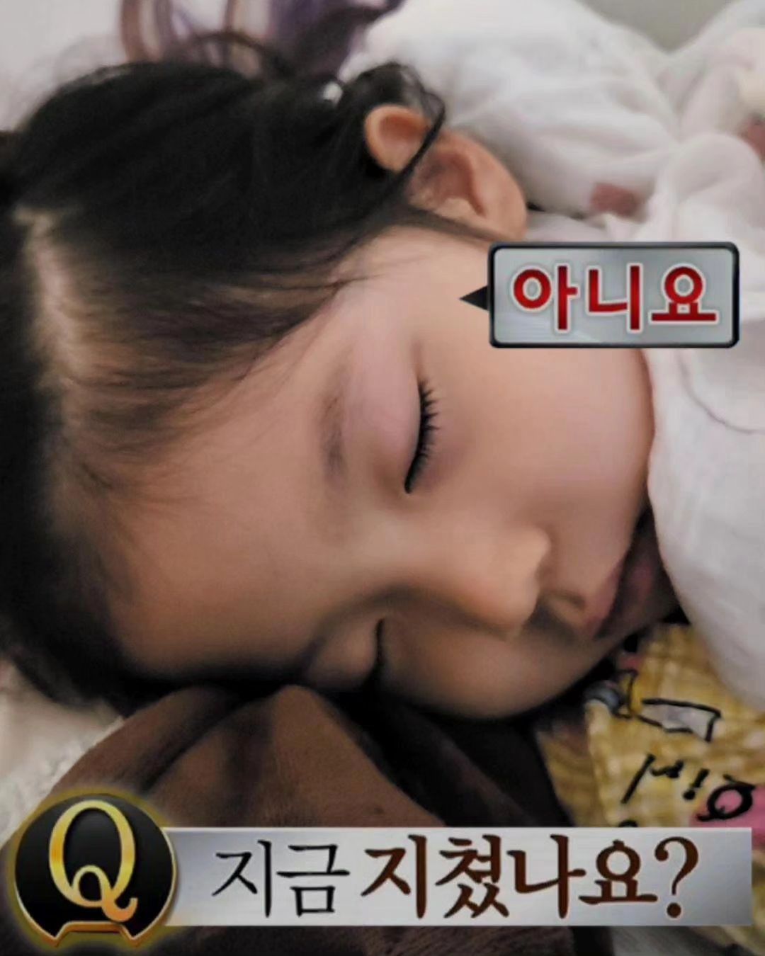 이어서 올려요

‼️해당 글은 당사자들에게 나쁜 말을
듣게 하기 위해 올리는 글이 절대 아니며
앞으로 또 있을지 모를 이런 비슷한 상황들을
어떻게 하면 좋을지 혹은 제가 했던 것보다
더 현명하고 지혜로운 방법은 없었을지
조언을 얻고자 함이니
부디 너무 나쁜 말들은 삼가해주시길 부탁드립니다.‼️
_
그래서 담임선생님께서 제가 말한 내용을 그 아이 담임선생님께 전달하셨고
그 아이 담임선생님께서는 그 아이 어머님께 연락을 드렸다고 해요.
그 아이 어머님께서는 정말 정말 죄송하다는 말씀을 전해오셨고,  담임선생님께서 말씀하시기를 아이가 좀... 충동성이 높고 본인 행동이 조절이 잘 안 되는 아이인 것 같아서 지금 센터나 병원 이런 곳에 진단 받으러 다니시고 치료 받으려고
노력하고 계신다는 이야기를 들었다고 말씀을 하셨어요.
_

그래서 저 역시도 솔직하게 말씀을 드렸어요. 저도 아이 키우는 입장에서 그 아이가 그러한 문제가 있다는 아이라는 것을 충분히 이해하고 받아들일 수 있다 그런데 그 행동이 단번에 교정이 되는 것은 아닐텐데 그럼 그동안에 저희 아이나
다른 아이들이 그 피해를 지금 감수를 해야 되는 상황이 아니냐 저는 그게 좀 그렇다, 제가 해드릴 수 있는 건 이해하는 것까지이다
그 아이 어머님께서 여러모로 노력하고 계시고 선생님들께서도 애써주시고 있으니
저도 당분간은 지켜보는 게 맞다고 생각한다 그런데 만약에 이 이후에 또 이런 일들이 생긴다면 그때 저는 어떻게 해야 되냐 제가 할 수 있는 일이 있냐
하고 여쭈니 선생님께서 3회 이상이 되면 그때는 절차대로 진행하고 그 아이와 분리요청을 하시는 게 맞다고 하시네요. 언제까지 유라가 또는 다른 아이들이 계속해서 피해를 볼 수는 없다구요...
_

그래서 일단은 알겠다고 지켜보겠다구 감사하다고 전화를 끊었는데 끊고 나서도 너무 생각이 많아요.. 제가 과연 잘 대처를 한 걸까
너무 소극적으로 대처를 한걸까, 아니면 너무 예민하게 반응해서 과잉대응을 한걸까, 이거보다 더 좋은 방법은 없었을까 하구요ㅠㅠ
모든 과정에서 속으로는 화도 정말 많이 나고 흥분도 많이 했지만 정말 차분하려고 노력 많이 했는데
저도 사람이다보니 중간중간 저도 모르게 약간씩 흥분을 하긴 했거든요..
좀 더 차분했어야하지 않을까 하는 생각도 드네요ㅠㅠ
(유라 앞에서는 절대절대 흥분하지 않았어요. 평정심 유지하며
모든 일은 유라가 없는 자리에서 제가 혼자 다 처리했습니다.)
_

제가 과연 잘한 걸까요?ㅠㅠ 앞으로 이런 비슷한 일이 또 생기면 그때도 이렇게 대처하는 게 맞을까요?
저는 되도록이면 평화롭게 끝내고 싶은 사람이라
그 아이 부모님하고도 직접적으로 연락하는 것도 안하고 싶은 사람이거든요
물론 계속해서 반복되고 선생님들 선에서도 해결이 안 된다면 그때는 그 아이 부모님께 연락 드리겠지만요ㅠㅠ
그 전까지는 최대한 평화롭게 해결을 보고 싶은데
이런 제 태도가 혹시나 유라한테는 더 괴롭힘을 당할 빌미를...? 제공하는 건 아닐까 싶기도 해요ㅠㅠ
_
혹시나 이런 비슷한 일을 겪으신 부모님들이 계시면
경험담이나 다른 방법 등등 말씀 좀 해주시면
정말 감사하겠습니다🙏🏻
_
‼️해당 글은 당사자들에게 나쁜 말을
듣게 하기 위해 올리는 글이 절대 아니며
앞으로 또 있을지 모를 이런 비슷한 상황들을
어떻게 하면 좋을지 혹은 제가 했던 것보다
더 현명하고 지혜로운 방법은 없었을지
조언을 얻고자 함이니
부디 너무 나쁜 말들은 삼가해주시길 부탁드립니다.‼️