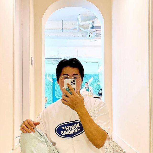 호야 on Instagram: "#광고 

오늘 소개 해드릴 제품은

인리치 - Heavy Weight Quarter Socks 입니다!

부드럽고 가벼운 Premium
Cotton을 여러겹 사용하여 편안한 착용감이 특징이며 타이트한 압박감보다는 여유롭고 편안한 느낌으로 다양한 아웃핏에
완벽하게 매칭할 수 있는 양말입니다.
stripes design으로 양말에서 센스있는 연출을 가능하게 합니다.
인리치의 모든 제품은 원사의 생산, 편직부터 제품의 생산까지 모두
국내 공장에서 전통 방식의 기계를 통해 숙련된 기술자의 의해 생산되었어요!

제가 발이 큰편인데도 너무 넉넉하고 양망의 타이트함이 없어서 너무 좋았고 포근하게 감싸주는 재질도 너무 좋았어요! 색감도 너무 너무 밝고 과하지 않아서 좋았어요!

여성용 제품도 동일하게 있어요!

#인리치
#프리미엄양말
#남자양말
#남성양말
#패션양말
#헤비웨이트
#헤비웨이트삭스
#인리치서울
#양말코디
#양말선물
#선물양말
#고급양말
#쿼터삭스
#패션양말세트
#남여공용양말
#코튼삭스
#캐쥬얼양말
#양말선물
#선물추천"
