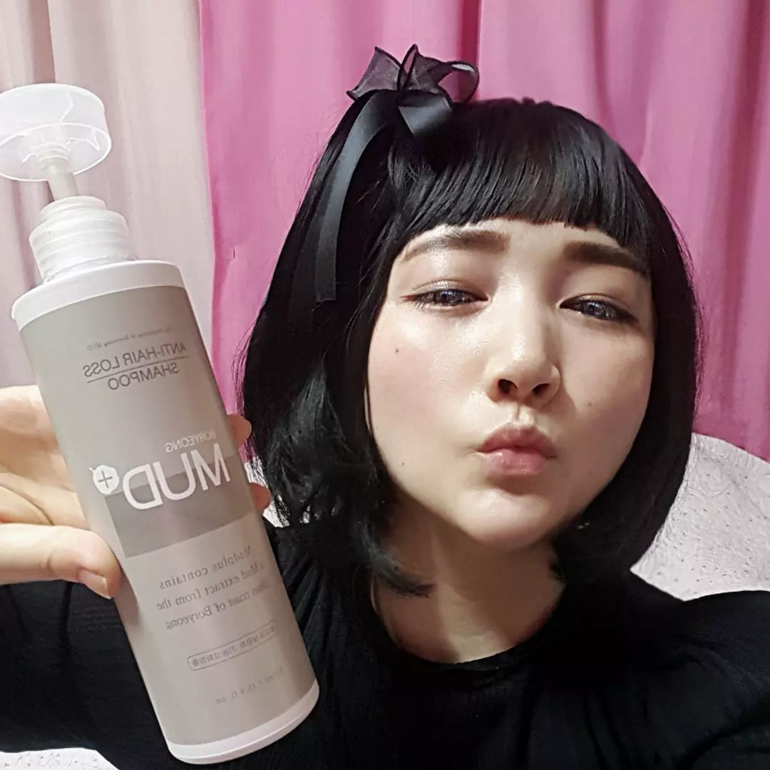 #광고 지만 너무 애정하는 #청정보령머드화장품
#보령머드 성분이 들어있어 다양한 천연미네랄 성분과 원적외선 방출로 피부 탄력 유지 등 피부미용에 도움이 되는 #안티헤어로스샴푸
- 천연 미네랄 성분이 두피 세정력을 높여주며 탈모증상 완화에 도움을 주고요 
머드의 쿨링감으로 샴푸하고 나면 진심 시원 청량~
두피는 개운하고 모발은 촉촉해서 더욱 마음에 들어요
자극없이 촉촉하고 거품도 풍성해서 민감한 두피에도 편안하게 사용할수있는 #데일리샴푸 였어요
#보령머드화장품 안그래도궁금했는데 한번 사용하고 나니 이젠 꾸준히 사용하게 될듯요
순하고 사용감 좋고 마음에 쏙 드네요
붉어지고 가렵던 두피가 진정되어 맑아지는게 느껴지구요
빗질할때도 머리카락 빠짐이 좀 좋아진 느낌~
머릿결은 부드럽고 찰랑여서 더욱 좋아요
딱지고 기름지던 정수리는 이제 안녕 보송하고 촉촉하게 케어되어 좋네요
꾸준하게 사용해서 두피모발 관리 해주려구요
#보령머드샴푸 의 경우 #보령머드축제 방문시 오프라인 혜택가에 득템 가능한데요
이번 머드축제는 21일부터 시작한다고 하니 보령 방문하셔서 다양한 머드 체험도 하시고 저렴하게 득템도 해보시면 개이득
#천연머드 #탈모케어 #탈모방지샴푸 #탈모증상완화 #약산성샴푸 #탈모샴푸 #뷰스타그램 #셀스타그램 #축제쇼핑리스트 #일상 #뷰티
boryeong_mudplus