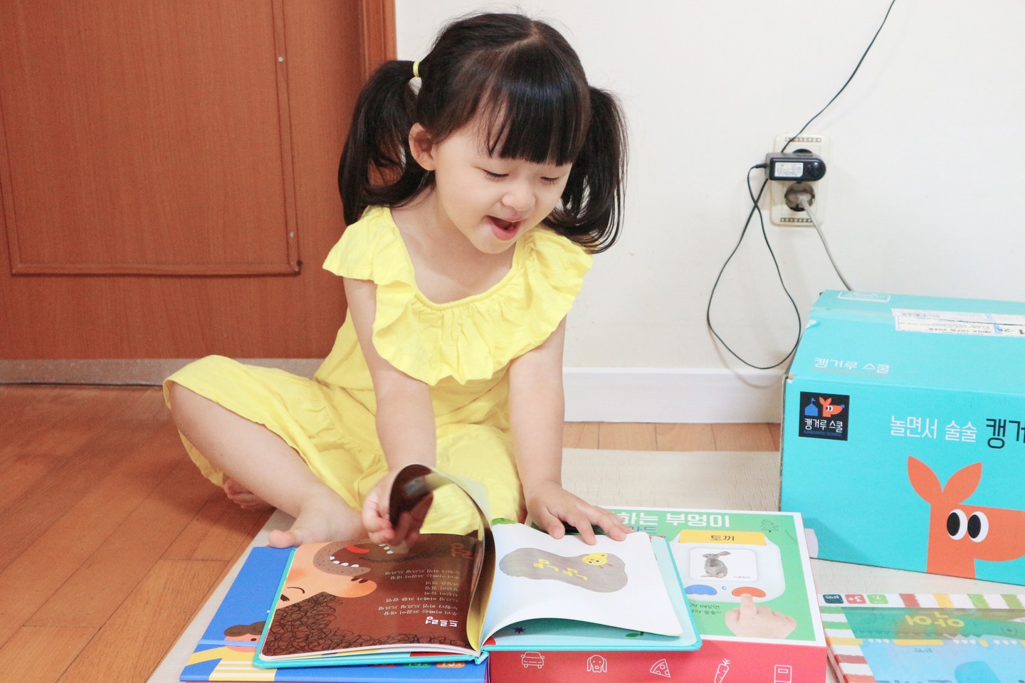 .
#블루래빗 #캥거루스쿨 #협찬
.
.
​.
어느 날 둘이 방 안에서 사부작사부작 거리면서 뭐하나 싶어서
살짝 들여다 보았는데 진짜 얼마나 야무지게 노는지!!
숫자를 이렇게 저렇게 하도 읊어대는 소리가 들리길래 보았는데
첫째가 동생을 앉혀놓고 블루래빗 <캥거루스쿨> 교구를 가지고 선생님 놀이를 하고 있더라!
.
.
근데 또 정말 신기했던 것은
둘째 예니의 대답 또한 굉장히 야무졌다는 사실!
얘가 언제 이렇게 많은 것들을 습득하고 익혔지?! 싶어서 정말 놀라웠다!
.
.
블루래빗 캥거루스쿨의 아기전집 내 교구가
아이들이 지루함을 느낄 수 없이
생각에 생각을 이어갈 수 있도록 돕는 구성이어서 그 시너지 효과가 더욱 좋았던 것 같다
.
.
.
.
#육아 #육아스타그램 #유아전집 #책육아 #책스타그램