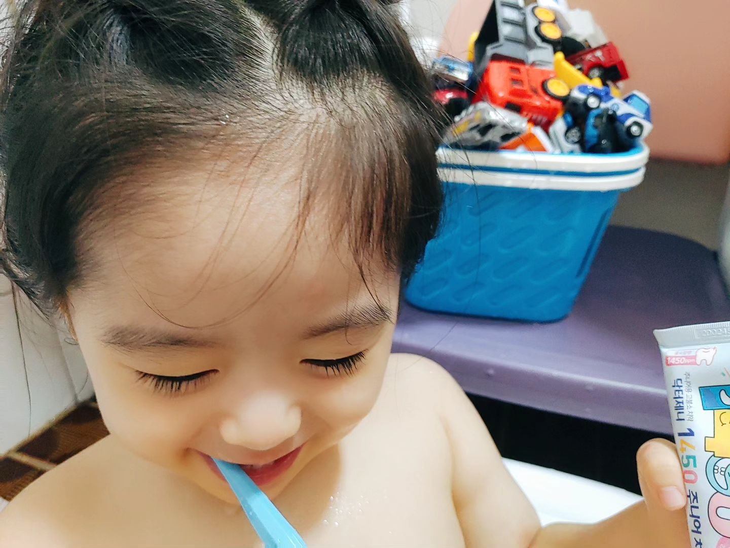 #협찬

과일향 함유로 달콤한 향을 선호하는 아이와 성인 모두 가능한 즐거운 양치시간을 만들어주는 

✨닥터제니 1450 주니어 치약 라즈베리향&칫솔✨

요즘 양치하기 싫어해서 씻을때마다 전쟁인데 

✨닥터제니 칫솔은✨ 부드럽고 3중미세모 라서 아이 잇몸도 지켜주는 칫솔이라 정말 좋아하더라구요💙

그리고 칫솔 모 빠짐이 확실히 덜하고 모 벌어짐이 타사칫솔보다 덜해서 좋았어요👍💯💯

위생캡에 씌여져 있어서 너무 좋더라구요🥰

또 ✨닥테제니 1450 치약은✨상큼한 라즈베리맛 치약이라서 아기가 거부감없이 잘 양치하더라구요👏👏👏💯💯

충치예방에 효과적인 불소가 1450ppm 함유되어 내 가족이 안심하고 사용할 수 있어서 아이부터 부모님까지 사용하능하니 너무 좋았어요❤️

진짜 까다로운 아이라면 믿고 보는 ✨닥터제니 치약으로✨ 바꿔보시면 아실거에요🥰💯

안전성 시험 완료한 제품으로 믿고 사용할 수는 ✨닥터제니 1450 주니어 치약 라즈베리향 &칫솔✨써보시면 좋겠습니다❣️

🔗http://s.godo.kr/1r3ul

dr_zeniton 감사합니다💕

#제니튼#어린이고불소치약#아기불소치약#불소치약#어린이불소치약#고불소치약#충치예방치약#충치치약#안매운치약#닥터제니#불소치약추천#불소함유치약#치약#육아스타그램#육아맞팔#일상#좋아요