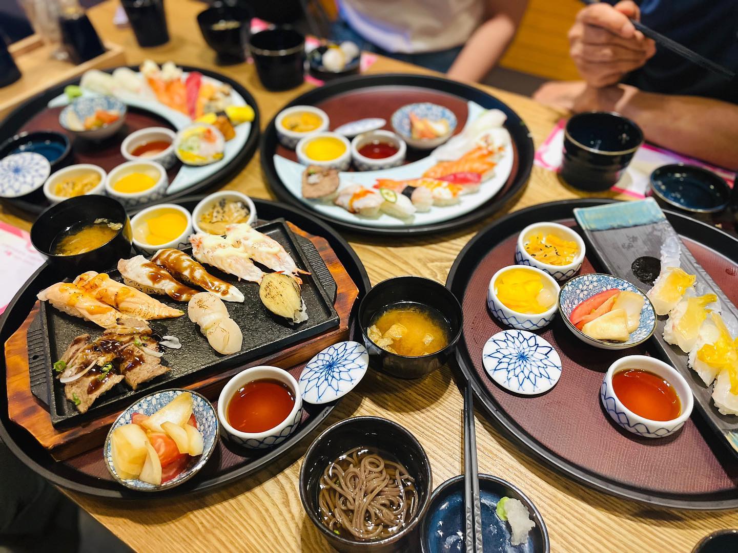 상무점에만 있는 불초밥세트 취저😋 묵은지 꿀맛
가족과 함께하니 양이 부족하다링🎶 

포인트 적립률 시롸냐~ 
맘에들엉😁👍