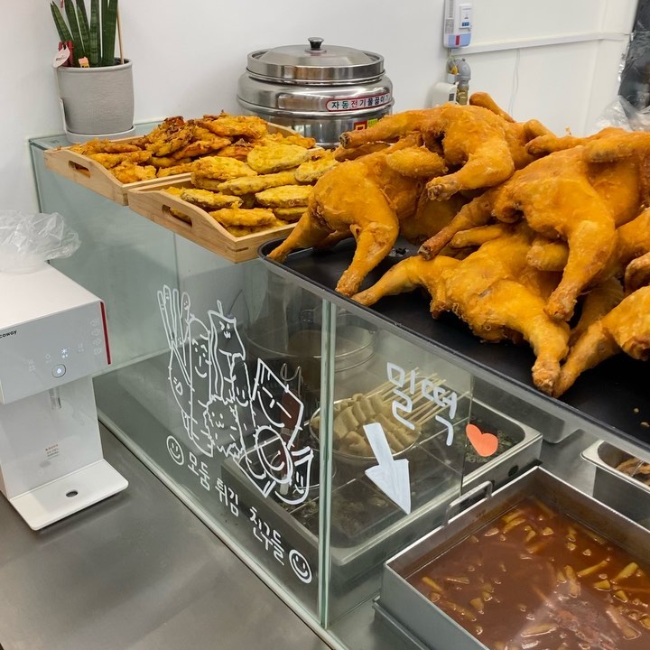 ☀️봉구가래떡볶이☀️
⠀
⠀
시그니처세트에 옛날통닭
맛없을 수 없는 조합!
⠀
메인메뉴 봉구가래떡볶이랑
밥에 와사비가 묻어 더 맛있는 유부김밥
튀긴 오뎅,계란,가래떡
언제 먹어도 맛있는 어묵까지🧡
⠀
⠀
⠀
⠀
⠀
#신림맛집 #봉구가래떡볶이 #봉구가래떡볶이신림점 #옛날통닭 #신림옛날통닭 #가래떡볶이 #떡볶이맛집
