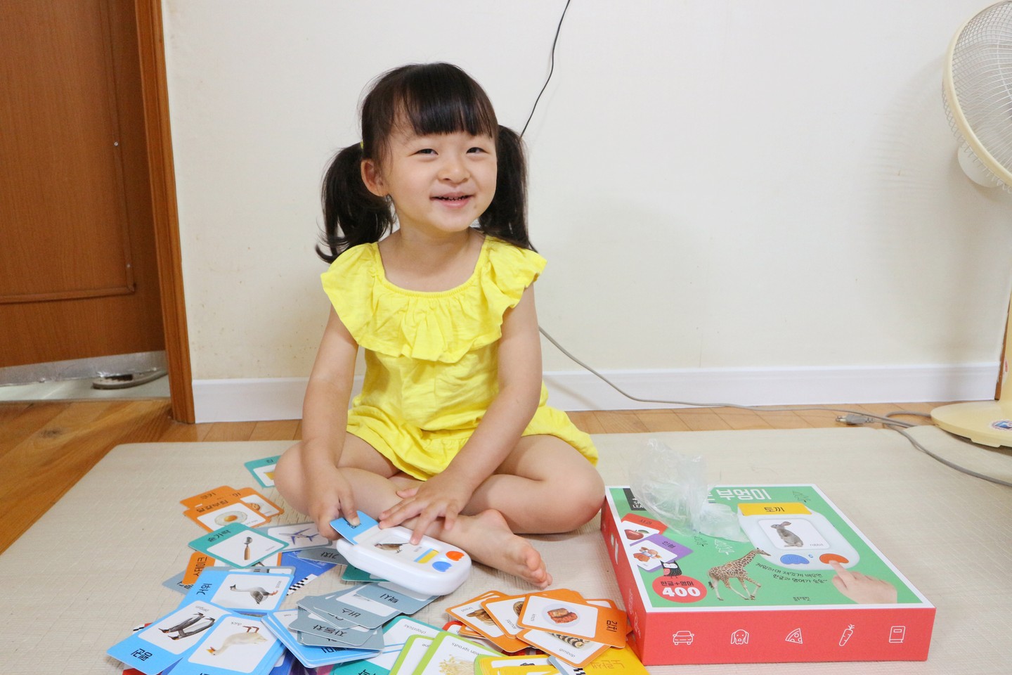 .
#블루래빗 #캥거루스쿨 #협찬
.
.
.
사실 나는 원래 카페 죽순이여서 카페에서 잉여잉여 하는 것을 좋아하는데
아이들은 한 자리에서 오래 있기 어렵기 마련!
그럴 때 챙겨나가서 아이와 함께 오랫동안 앉아 몰입해 볼 수 있는 유아교구들이 풍성해서 정말 좋았다
.
.
블루래빗 캥거루스쿨에 있는 교구들을 가지고 놀 때면
아이가 정말 옆에 없어진 것 마냥
정말 입 뻥긋 하나 안 하고 집중할 때도 있고
때로는 엄마와 깔깔 거리면서 놀이하다가 정말 의외의 창의력들을 보일 때도 있고
한 가지 놀이에 몰입하는 에너지가 얼마나 좋은지 모른다!
너무 좋은 듯 진짜!!!
.
.
.
#육아 #육아스타그램 #책육아 #책스타그램 #유아전집
​