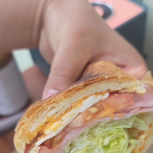 Ed on Instagram: "로드샌드위치에서 맛있는 먹물트러플잠봉뵈르,핫치킨샌드위치, 로드샌드위치 먹었어요. 딸기라떼와 밀크티라떼와 너무 잘어울려요. 먹물바게트빵에 얇게 저민 여러장의 햄