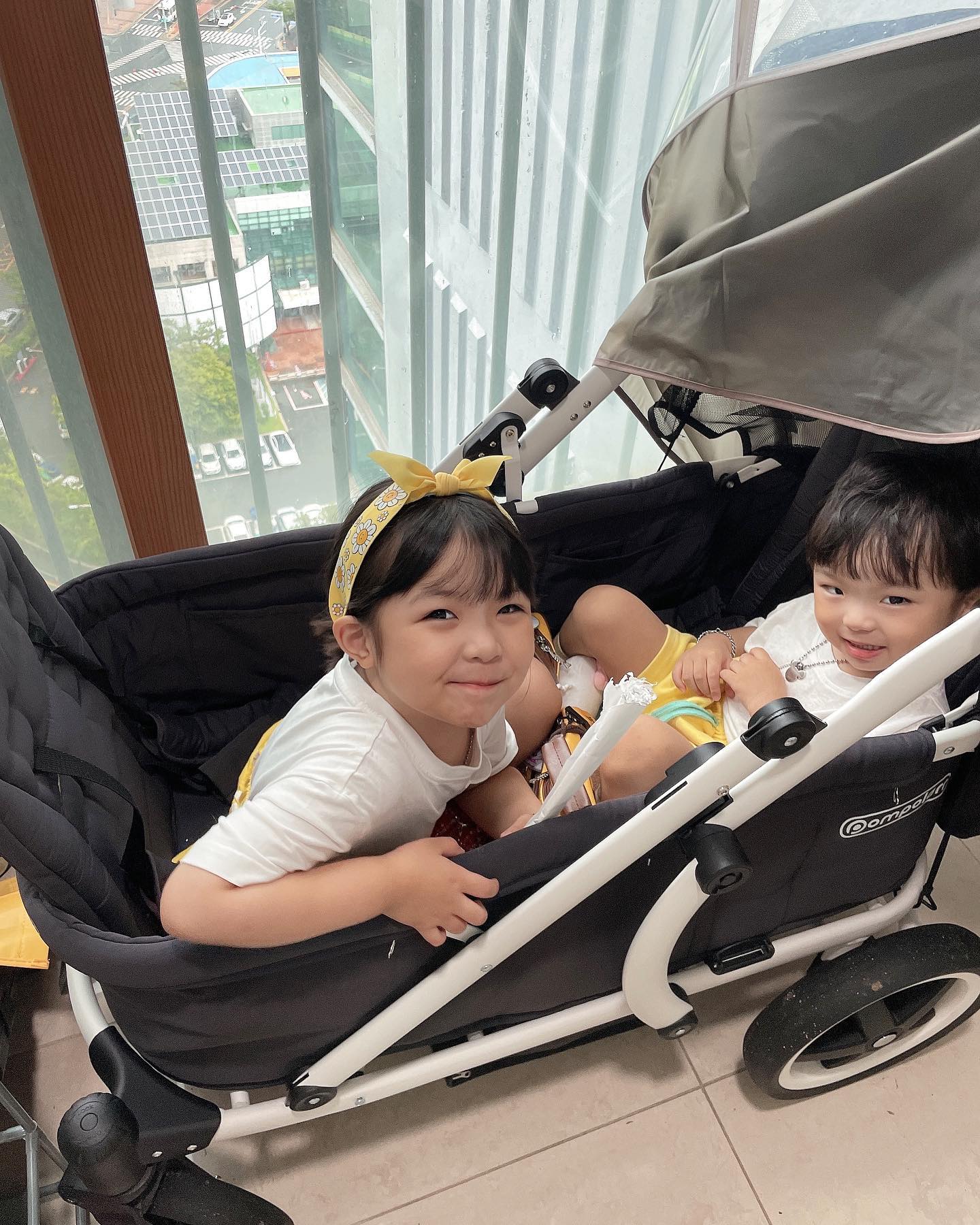 -
2023.06.30(금)
퐁이 태어난지 1624일 되는 날, 👧🏻
도리 태어난지 798일 되는 날, 👶🏻
(도리 교정일 776일 되는 날)
노랭노랭 노랭이들 💛
-
-
#조이남매_👧🏻👶🏻 
🎀 #20190119 #AM1040 #3485g #AO형 #49cm 🎀
💎 #20210424 #AM0948 #3170g #AB형 #50cm 💎