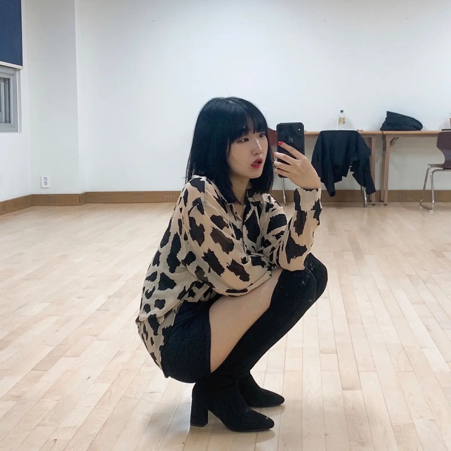 툭