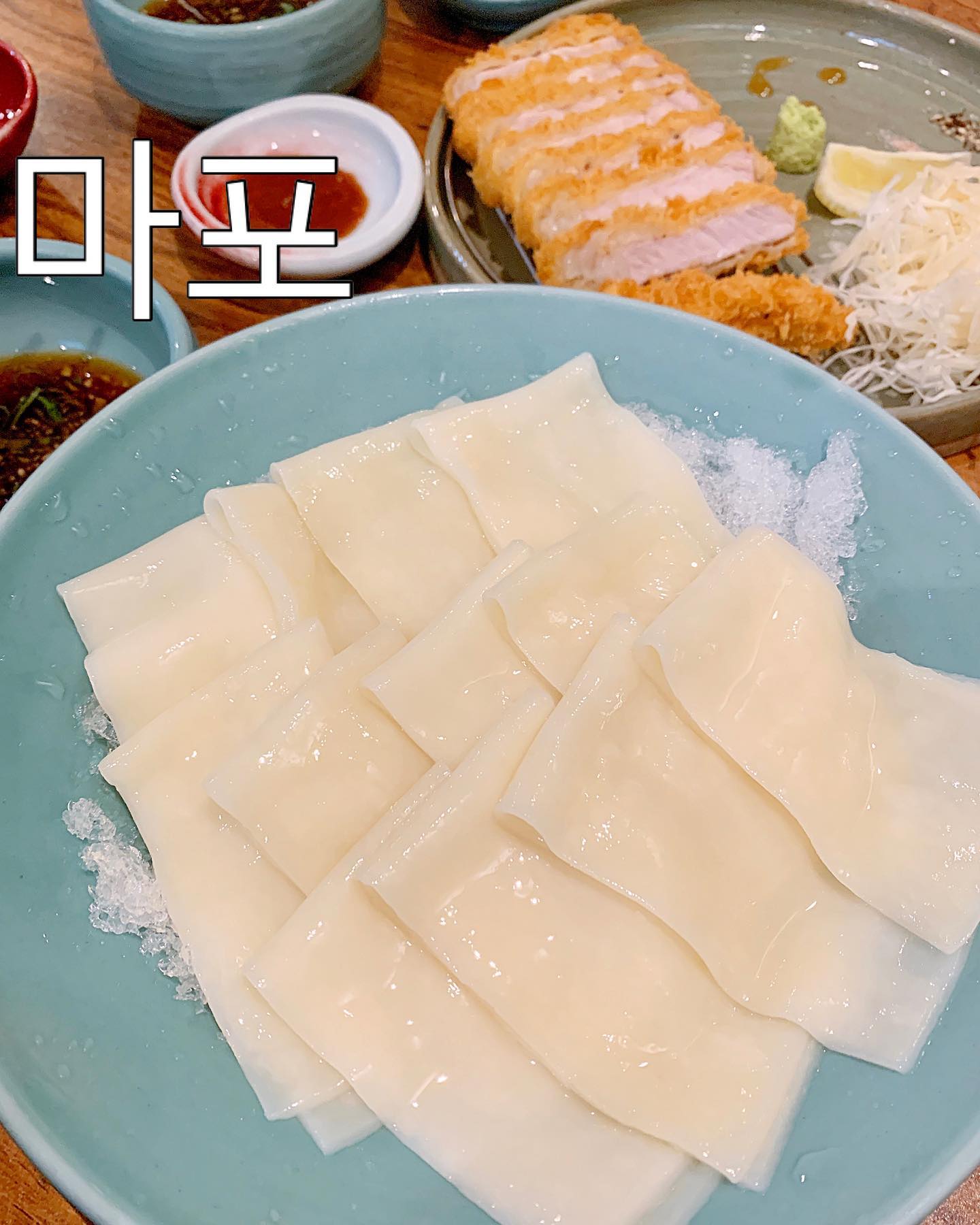 #우동이요이요 #마포
우동 맛집으로 아주 유명한 곳. 내부도 작다보니 기본 1시간씩 대기해야 한다. 

| 내가 먹은 메뉴 |
#고로케 (5.0) 
- 갓 나와서 완전 따끈따끈. 겉바안촉크리미 예술🤍 강추

#명란버터우동 (13.0)
- 명란젓, 버터, 가쓰오부시, 파, 튀김가루와 치즈가루. 맛이 없을 수 없는 것들만 모아둔 따뜻한 비빔 우동이다. 세상 꾸덕꾸덕 ! 다소 느끼할 수 있는 맛이라 와사비를 곁들여 먹어도 맛있다. 뭔가 근데 맛이 2% 부족해서 다시 시켜먹을 것 같진 않음

​#납작우동 (12.0)
- 시그니처 납작우동 ! 일본에서 이런 스탈로 하는 곳들이 있지만, 국내에는 잘 없는데 이 곳 이요이요에서는 해서 유명해진 메뉴.
함께 나온 소바 쯔유에 얇고 넓직한 면을 찍어 먹는 스타일. 얇아서 그런가 소스를 가득 머금으면서 큼직한 면이 입안 한가득 차고 식감이 완전 쫀득 탱글 짱이다🫶🏻 깔끔하게 입맛 돋는 아주 매력적인 맛. 추천!

​#카레소스 (3.0)
- 카레 우동이 먹고 싶었는데 솔드아웃이라길래 소스만 추가해봤다. 여기 카레 맛집임👍🏻 밥에다가도 비벼 먹고 납작 우동에도 비벼 먹었는데, 카레가 지이인짜 진하고 깊은 맛!! 전문점 이상으로 맛있당

#등심돈카츠 (12.0)
- 기본 스타일 일식 등심 돈까스가 얇게 썰어져 나온다. 튀김 옷은 파삭하고 속에 고기는 담백하다. 육질이 단단하지만 질기지 않고 부드러움. 지방기는 적다.

#상등심돈카츠 (14.0)
- 확실히 ‘상’ 등심이라 때깔이 다름 
고로케부터도 그렇고 튀김 옷은 일식으로 제대로 파삭함! 확실히 일반 등심보다 지방기가 많아서 더 탱글하면서 부드럽고 느끼한 편이라 좀더 취저 ㅎ
하지만 다시 간다면 우동과 고로케만 먹을 듯.
_

우동 전문점 답게 정말 맛있는 우동을 먹을 수 있는 곳! 특히 납작우동과 카레는 정말 매력 팡팡🫶🏻
근데 막 대기를 1시간씩 할 생각은 없고 ㅇㅅㅇ 대기가 많지 않다면 다시 가고 싶다.
.
.
#밥블_마포