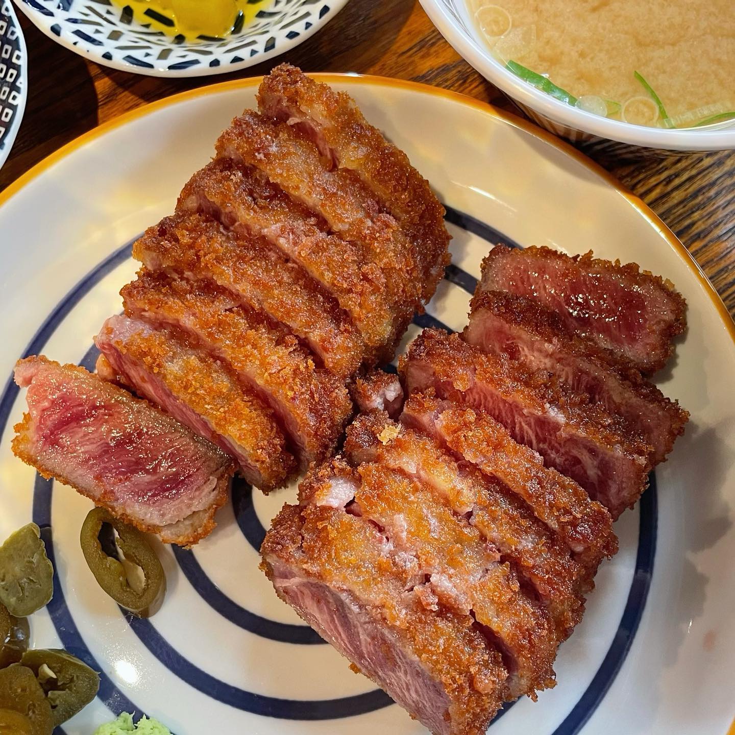#상미네규카츠 #성신여대맛집 
입에서 살살 녹는 규카츠로 유명하다는
성신여대 입구역 맛집을 소개합니다😆

상미네 규카츠
위치📍
서울 서초구 신반포로 33길 37
영업시간⏰
11:30~22:00(15:30~17:00 브레이크타임)
네이버 지도🗺
https://m.place.naver.com/restaurant/1141410734/home?entry=plt

메뉴📝
규카츠: 6500원
셰프의 마파박스(마파두부덮밥 +요리택) 15000원

규카츠 ⭐️⭐️⭐️⭐️⭐️
굽자마자 먹으면 따끈따끈하고~
튀김옷의 바삭함과 부드러운 고기🍖가 어울어져서
겉바속촉의 정석이다🤩! 특히 고기 자체가 부드럽고 양도 많아서 좋았다👍

새우튀김 ⭐️⭐️⭐️⭐️⭐️
안에 부드러운 새우속살이 입에서 녹는다🍤
대하라선지~ 튀김 자체가 큼지막한데~😙
한 입 베어물면 하루 피로가 풀리는 맛이다🥰

평소에도 규카츠 좋아하는데~ 먹고 반했어요~!
규카츠 좋아하시는 분들 먹킷리스트에 꼭꼭 넣어두세요~!😋

#맛스타그램 #먹스타스램 #맛집 #맛집추천 #성신여대 #성신여대입구 #돈암동맛집 #성신여대돈까스 
#성북구맛집 #한성대맛집 #좋아요