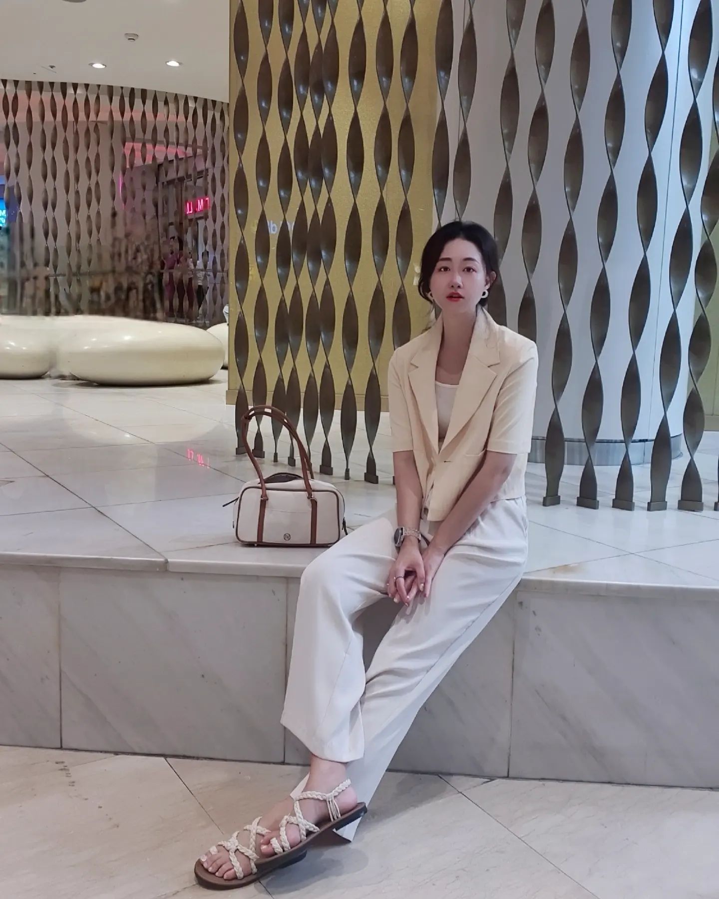 언니랑 데이뜨💛
오늘 개시한 노랑노랑 #여름자켓

파워 #가을웜톤 이라 
까만얼굴 부각되지만🥲 
그..그래도 꿋꿋💪

#롯데월드몰 #ootd