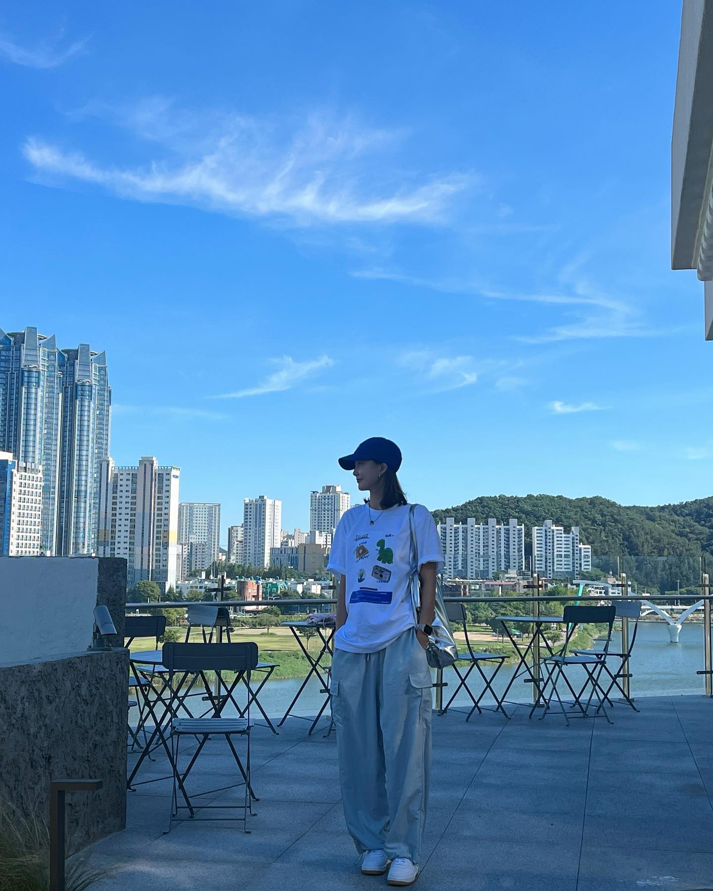 Day off 📸 
여기 오고 싶어서 울산 왔지 💙🐳
태화강 뷰가 진짜 예쁘다,,

주신 티셔츠를 예쁘게 남겨보고 싶어서 나갈 일 있을 때마다
입었다 🤍 너무 마음에 들기도 하고 : ) 
아주 감사한 일이지 🙏🏻🍀 
.
.
#울산 #울산카페 #울산여행 #울산카페추천 
#비씨디카페 #bcd카페 #BCD카페 #데이오프티셔츠 #블러프