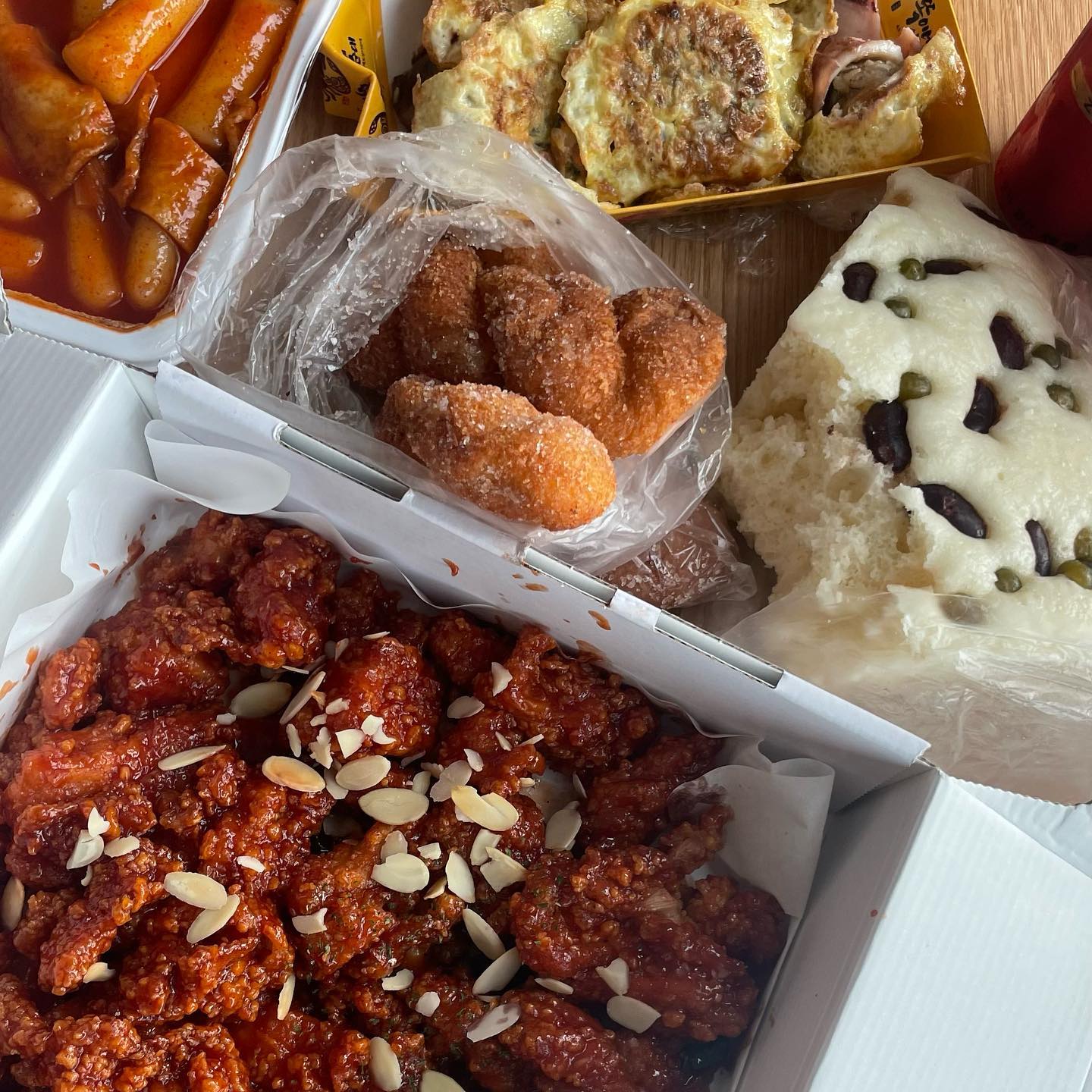 속초여행2 🎶
역시 여행지의 맛집은 시장인걸..
졸졸 쫓아다니면서 맛있다 하는 거 샀는데 정말 완벽✨
•속초중앙시장
: 만석닭강정, 코끼리분식(꽈배기,떡볶이), 강원도막걸리빵, 
  서민갑부(오징어순대)
.
#속초중앙시장 #속초광장시장 #속초시장 #시장맛집 #속초시장맛집 #만석닭강정 #속초만석닭강정 #속초닭강정 #속초코끼리분식 #코끼리분식꽈배기 #강원도막걸리빵 #찐빵땟거리 #속초술빵 #오징어순대 #속초서민갑부 #서민갑부 #먹스타그램 #먹팔 #먹팔맞팔