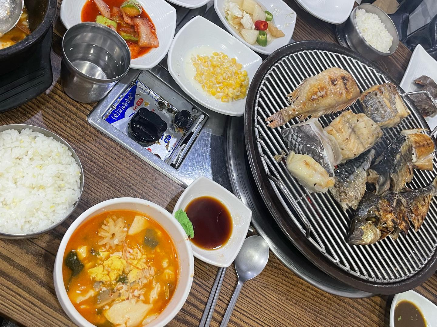 속초여행3
이틀 동안 한식을 먹지 않은 것에 대해..
생선구이로 대신하기
= 맛집!
후기에 순두부찌개가 넘 맛있어보여서 ‘생선구이정식2, 순두부1’ 로 시켰는데 너무 탁월한 선택이었다..
술 안먹었는데도 해장되는 느낌😆
이 집의 찐은 순두부찌개인걸로..
생선구이도 맛있는데 깻잎장아찌도 맛집인걸..
사장님이 깻잎먹으러 오는 사람도 있다고 말씀도 해쥬심
그만큼 맛있다는 거지➿ 
생선도 직접 구워주시고 반찬 리필도 가능해서 완전 밥도둑집이었던 후기..
•신피디통큰생선구이(강원특별자치도 속초시 청초호반로 322)
.
#속초맛집 #속초생선구이 #신피디통큰생선구이 #생선구이맛집 #속초한식 #생선구이정식 #얼큰해물순두부 #메로구이 #우럭구이 #모듬생선구이 #밥도둑 #속초 #먹스타그램 #먹팔맞팔 #먹팔