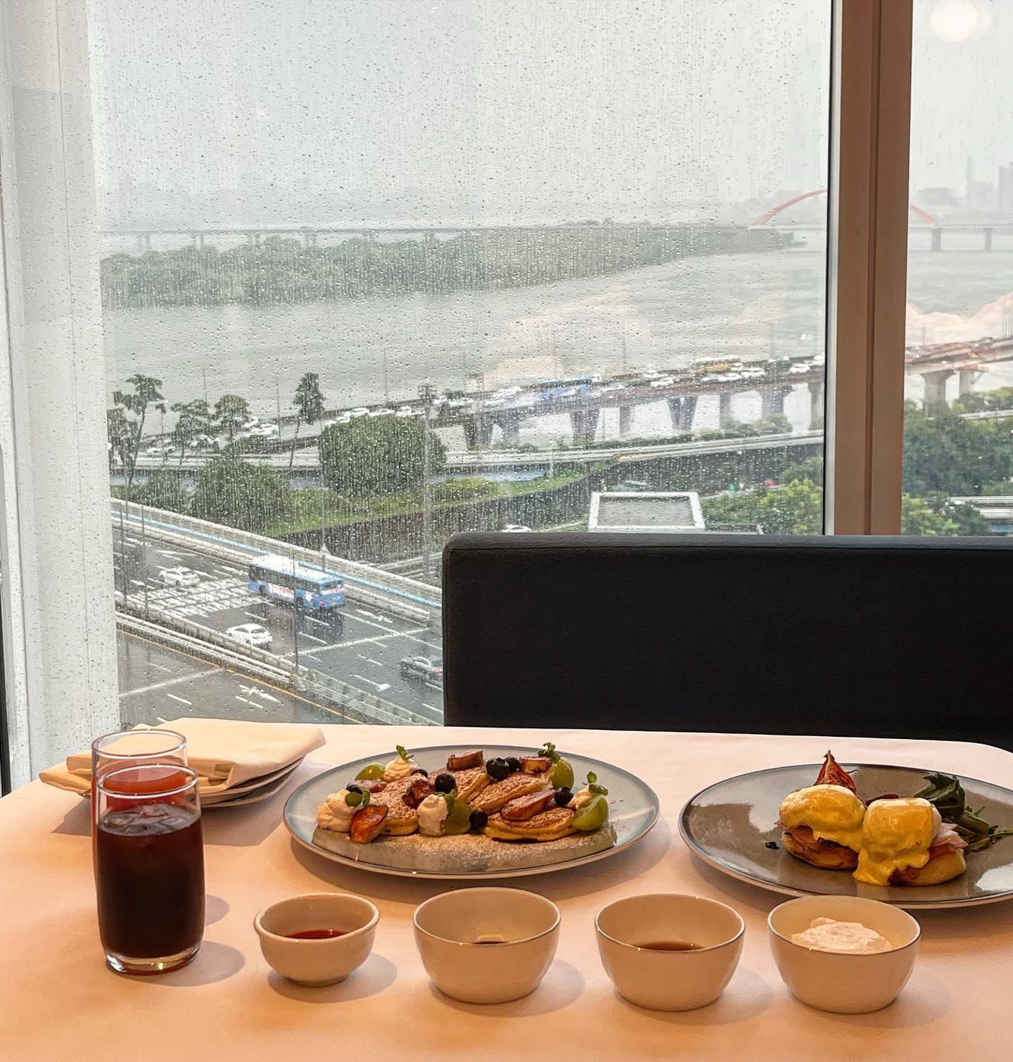 하필 딱 태풍 오는 날 
다녀온 #나루앰갤러리 
그래도 너무 재미지게 놀았어요❤️

#룸서비스 🥹🥹
팬케이크는 꼬옥 먹어주세요🧇🧇